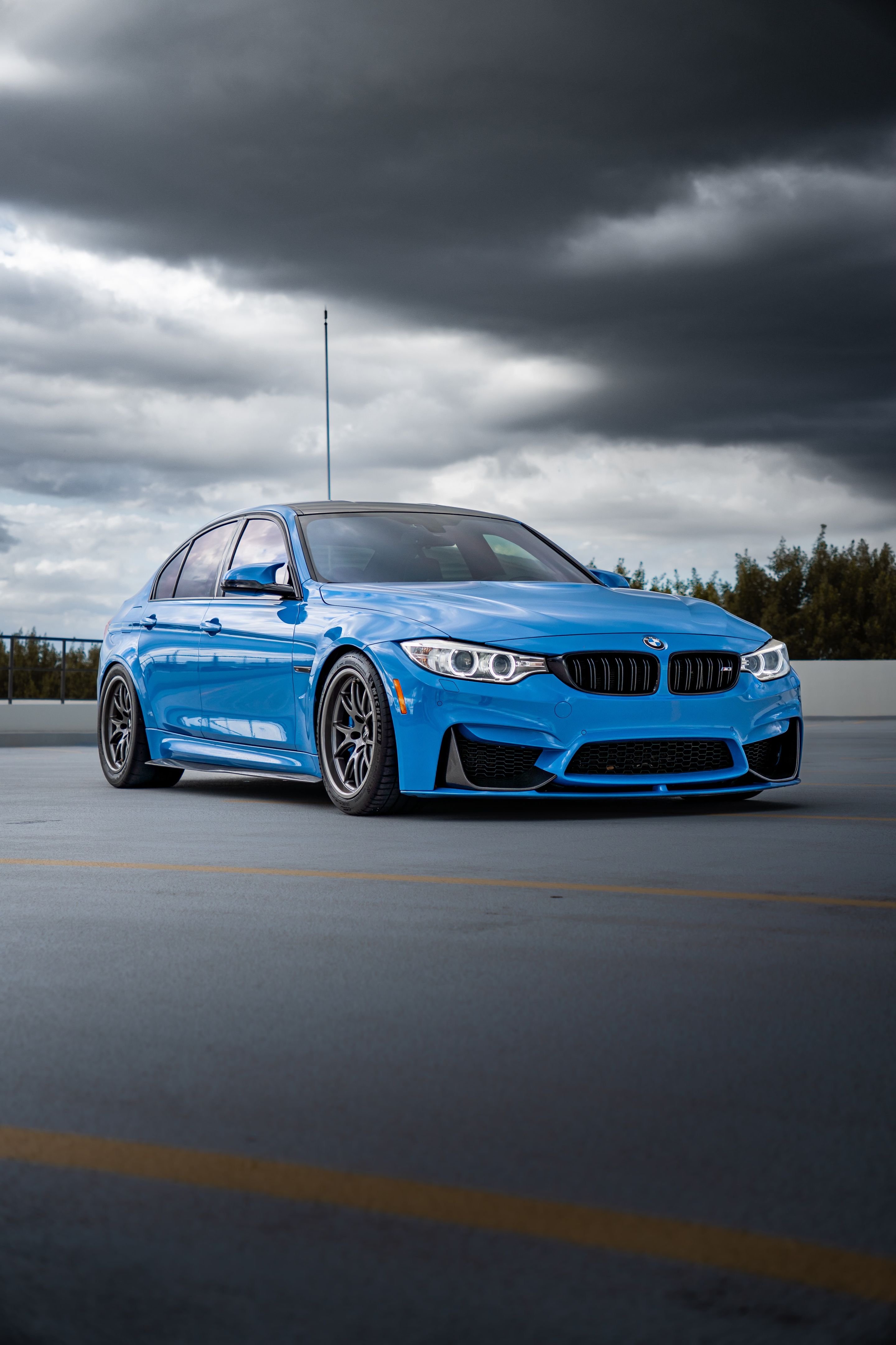 Blue BMW F80 M3 with 18" FL-5 Apex wheels in Anthracite