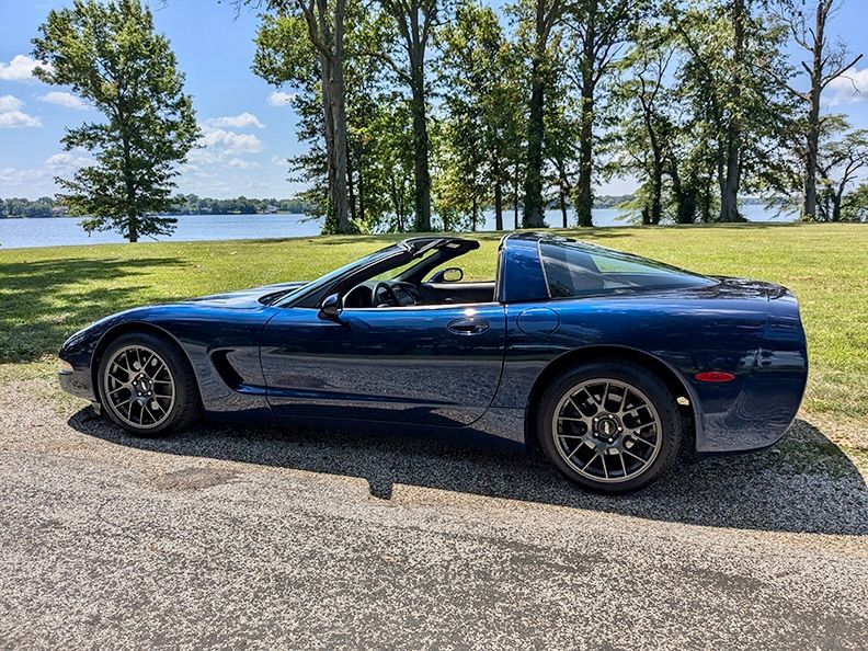 Blue Chevrolet C5 Corvette Base/Z51 with 18" EC-7 Apex wheels in Anthracite