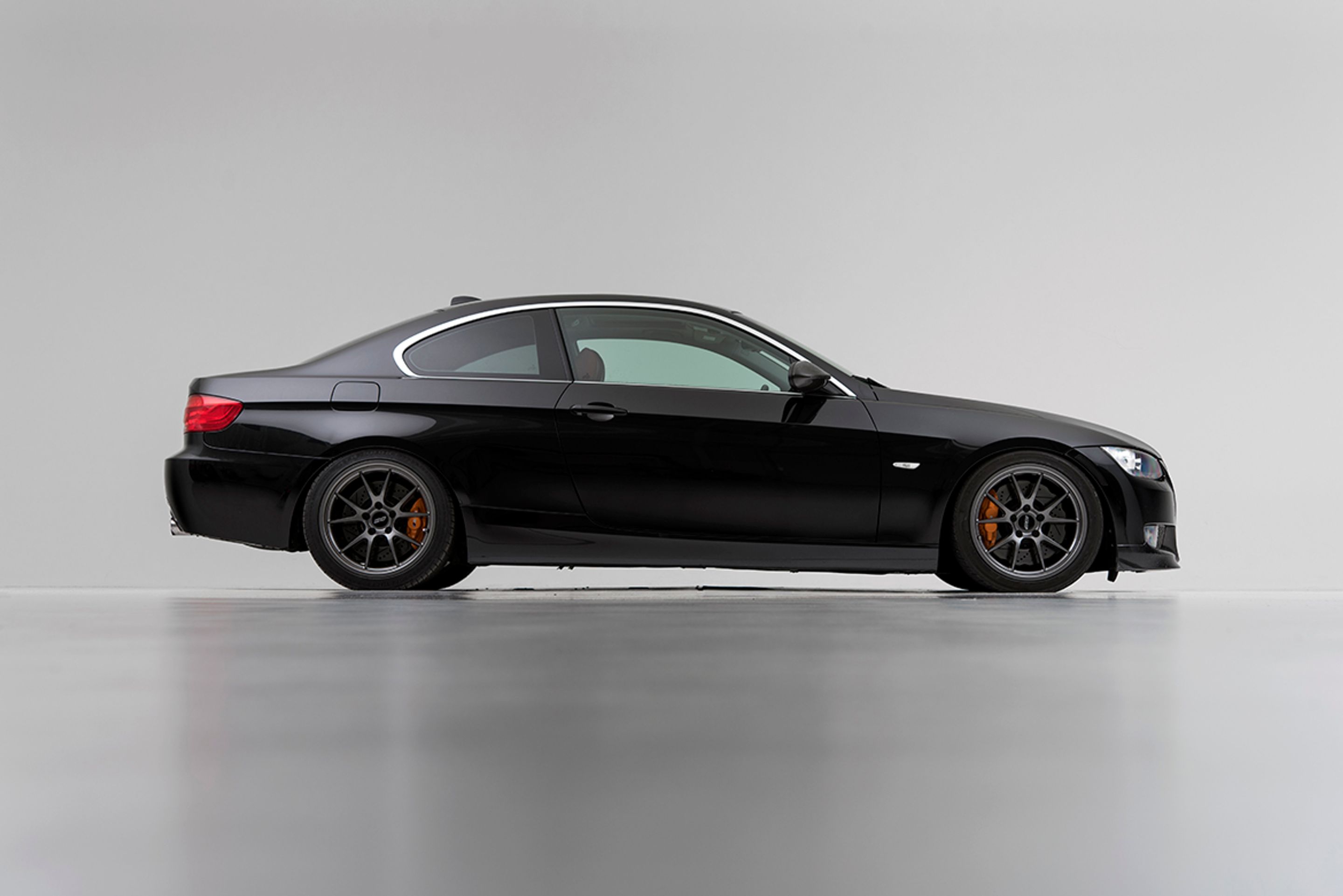 Black BMW E92 Coupe 3 Series with 18" FL-5 Apex wheels in Anthracite