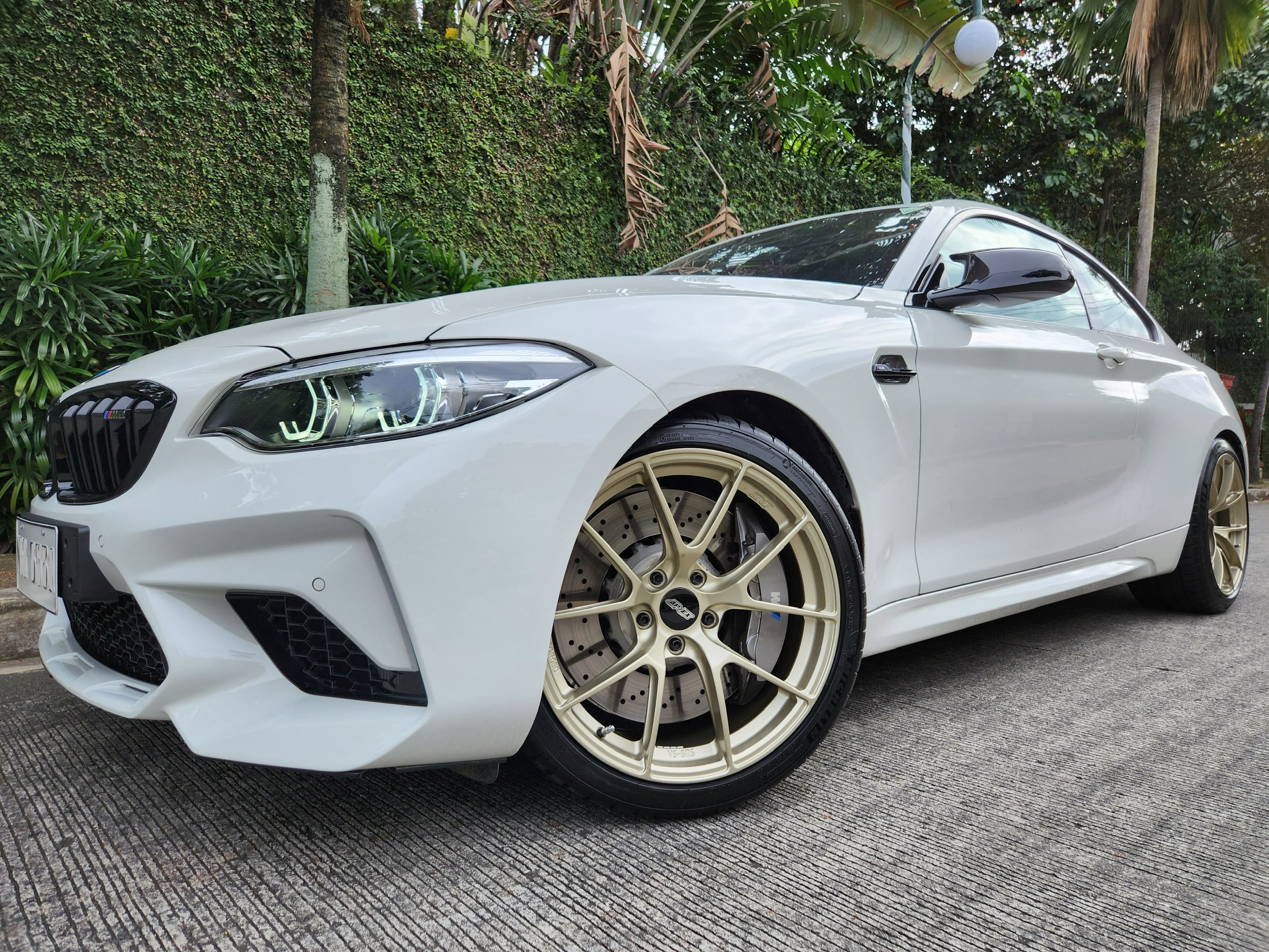 White BMW F87 M2 with 19" VS-5RS Apex wheels in Motorsport Gold