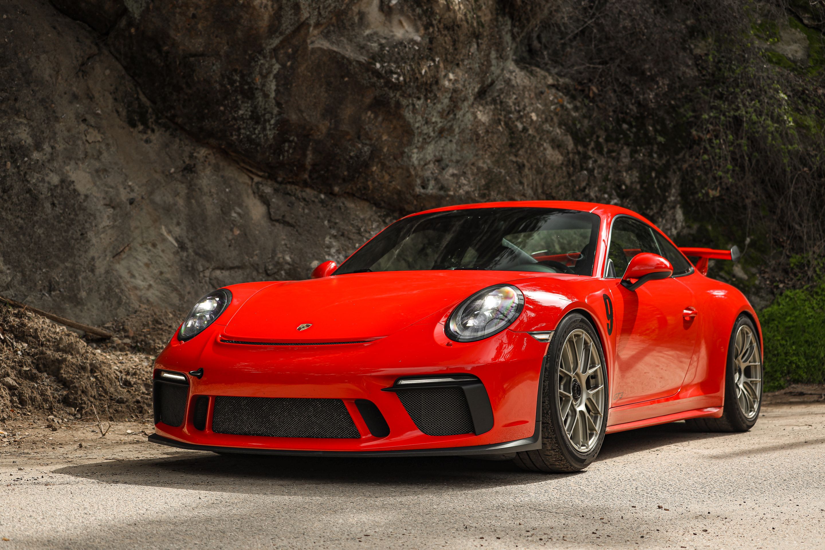 Red Porsche 911 991.2 GT3 with 19" EC-7RS Apex wheels in Motorsport Gold