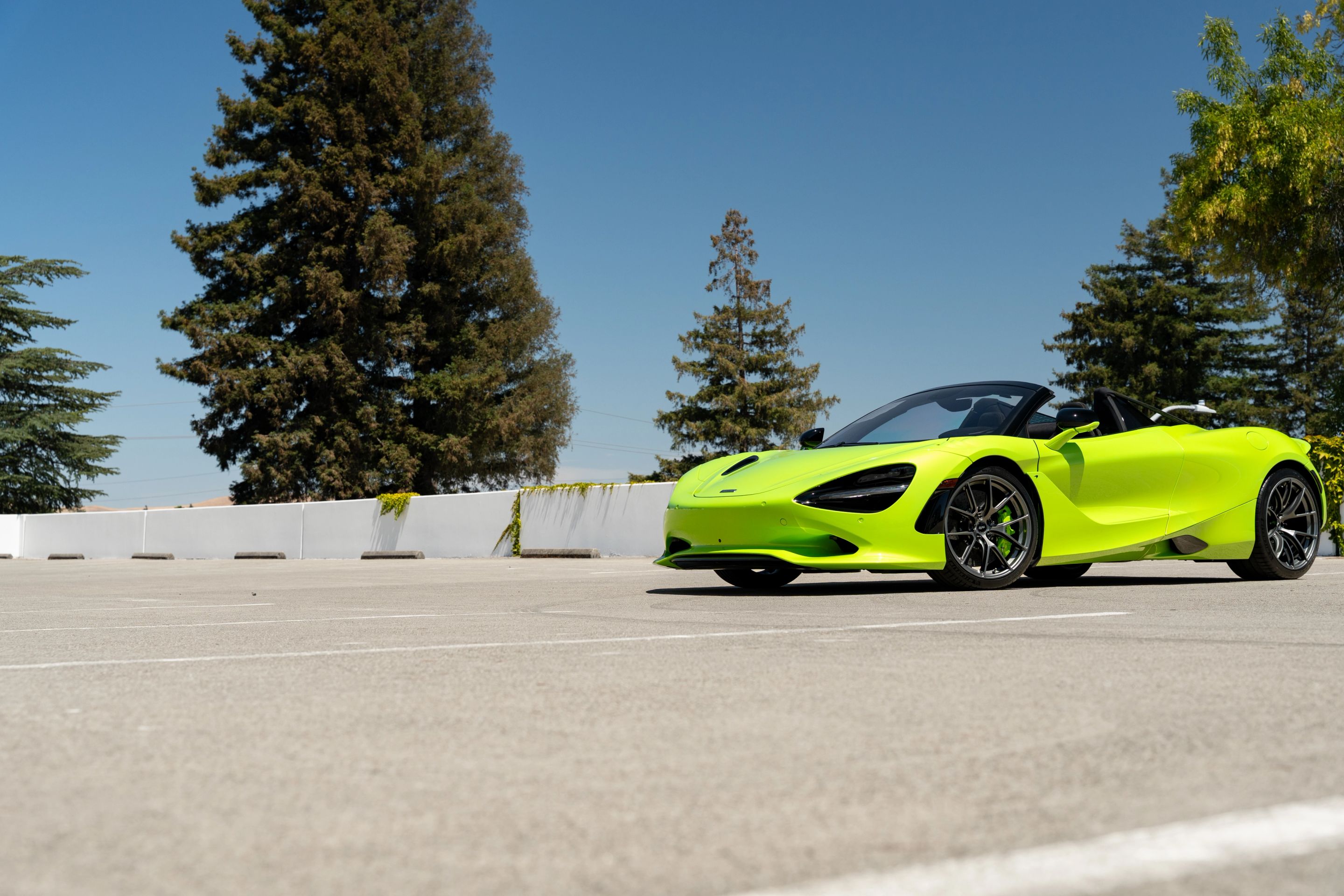 Green McLaren 750S with 19"/20" VS-5RS Apex wheels in Anthracite
