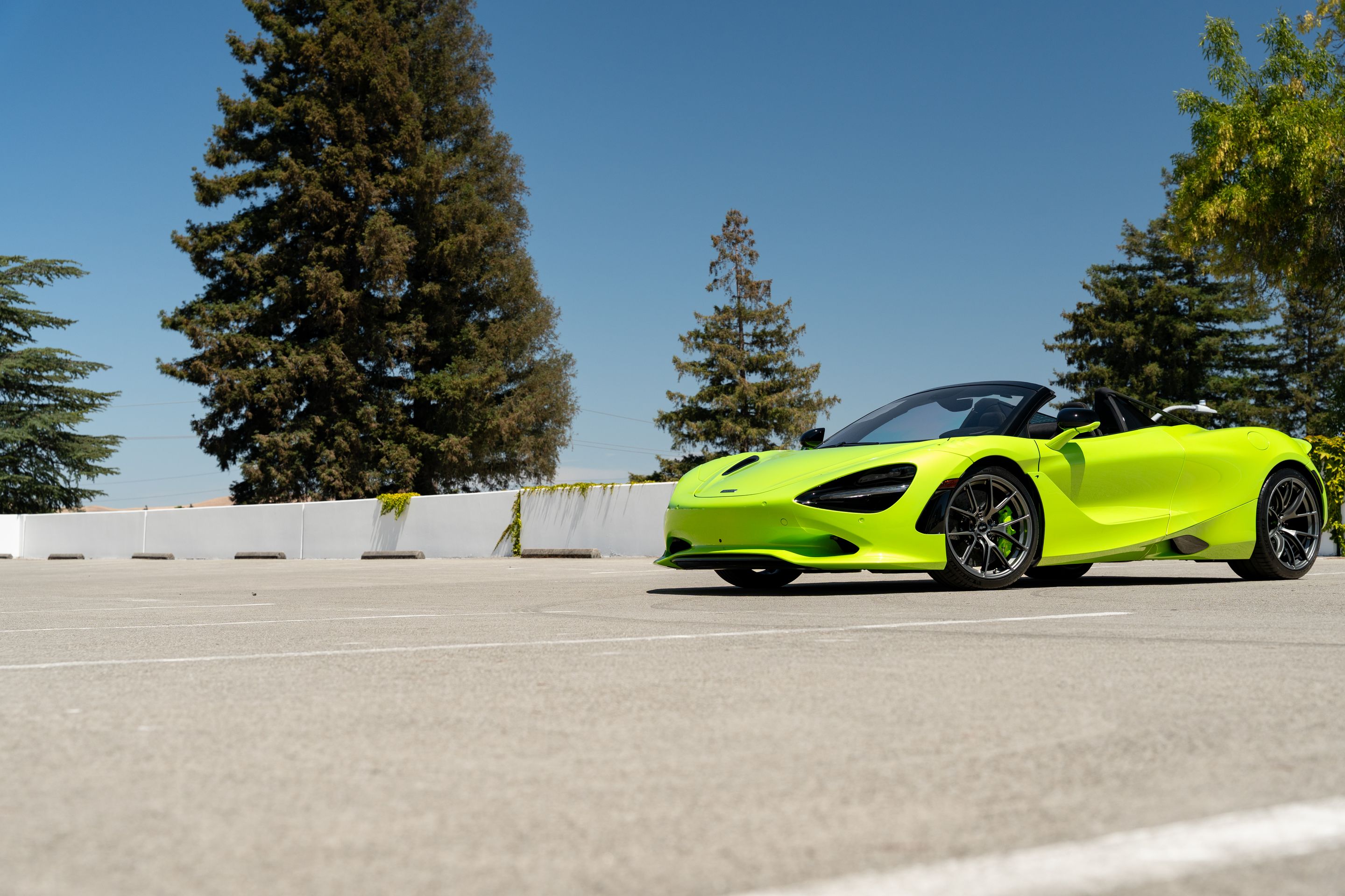 Green McLaren 750S with 19"/20" VS-5RS Apex wheels in Anthracite
