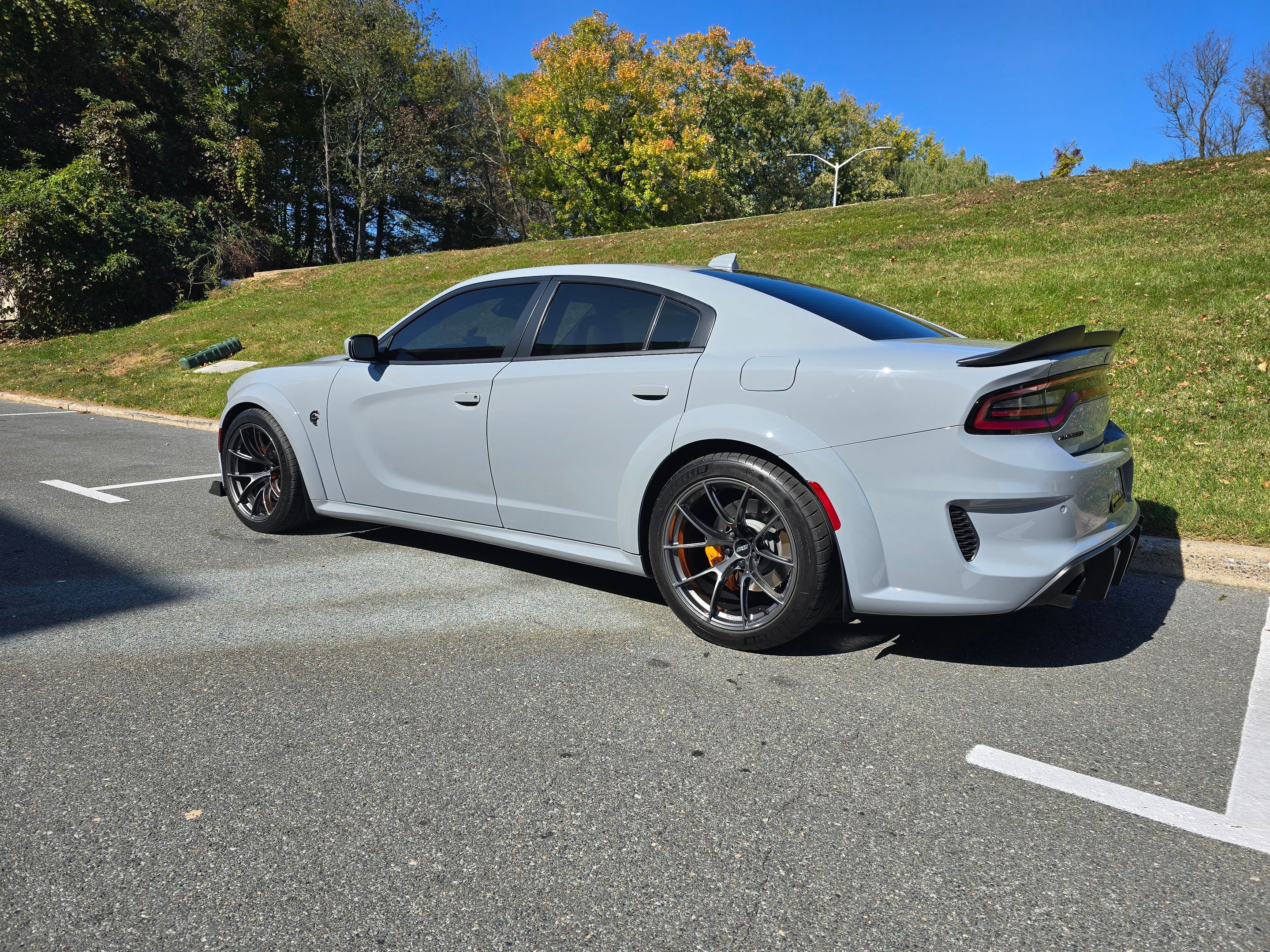 Grey Dodge Charger SRT Hellcat Widebody with 20" VS-5RS Apex wheels in Anthracite