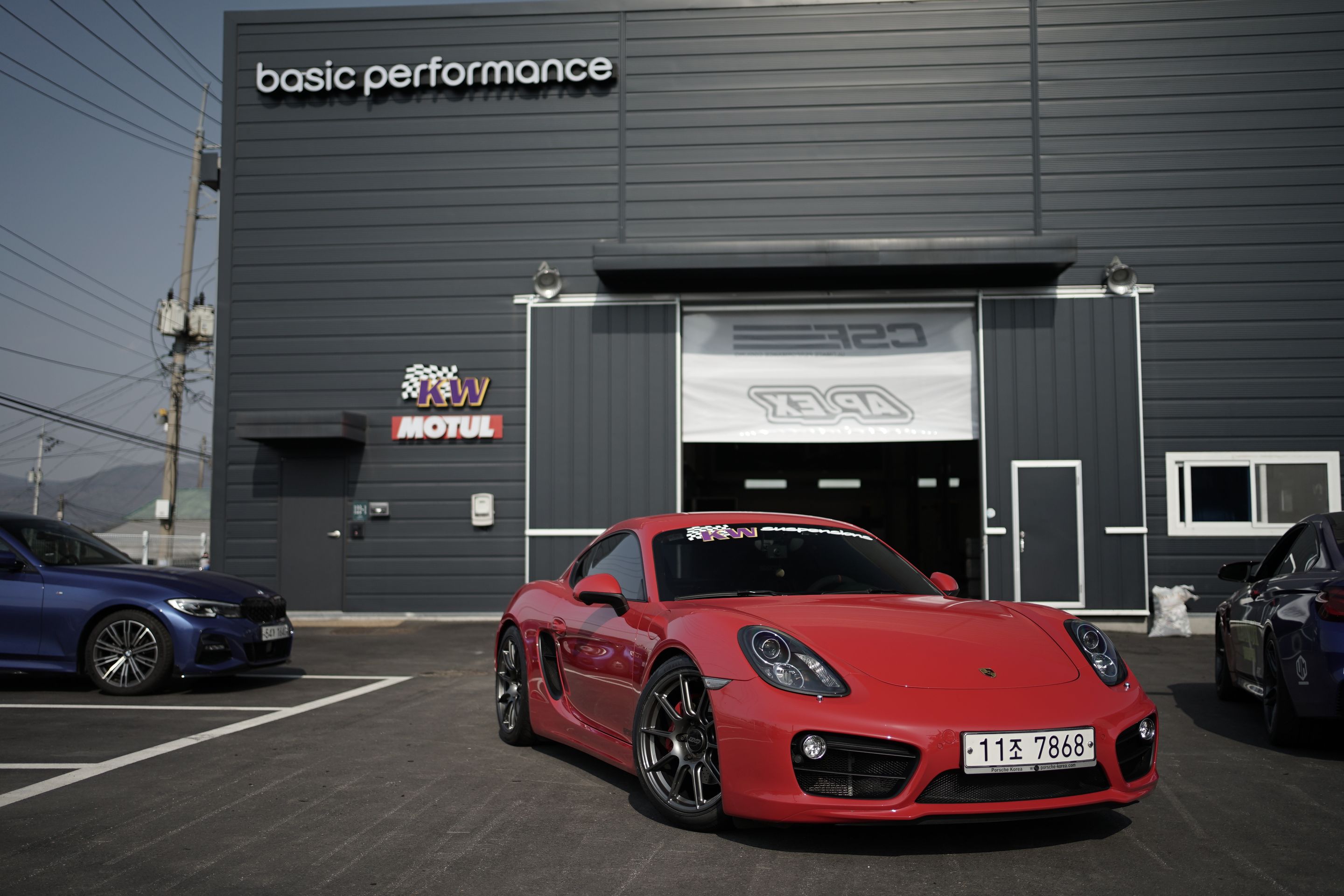 Red Porsche 981 Cayman S with 19" SM-10 Apex wheels in Anthracite
