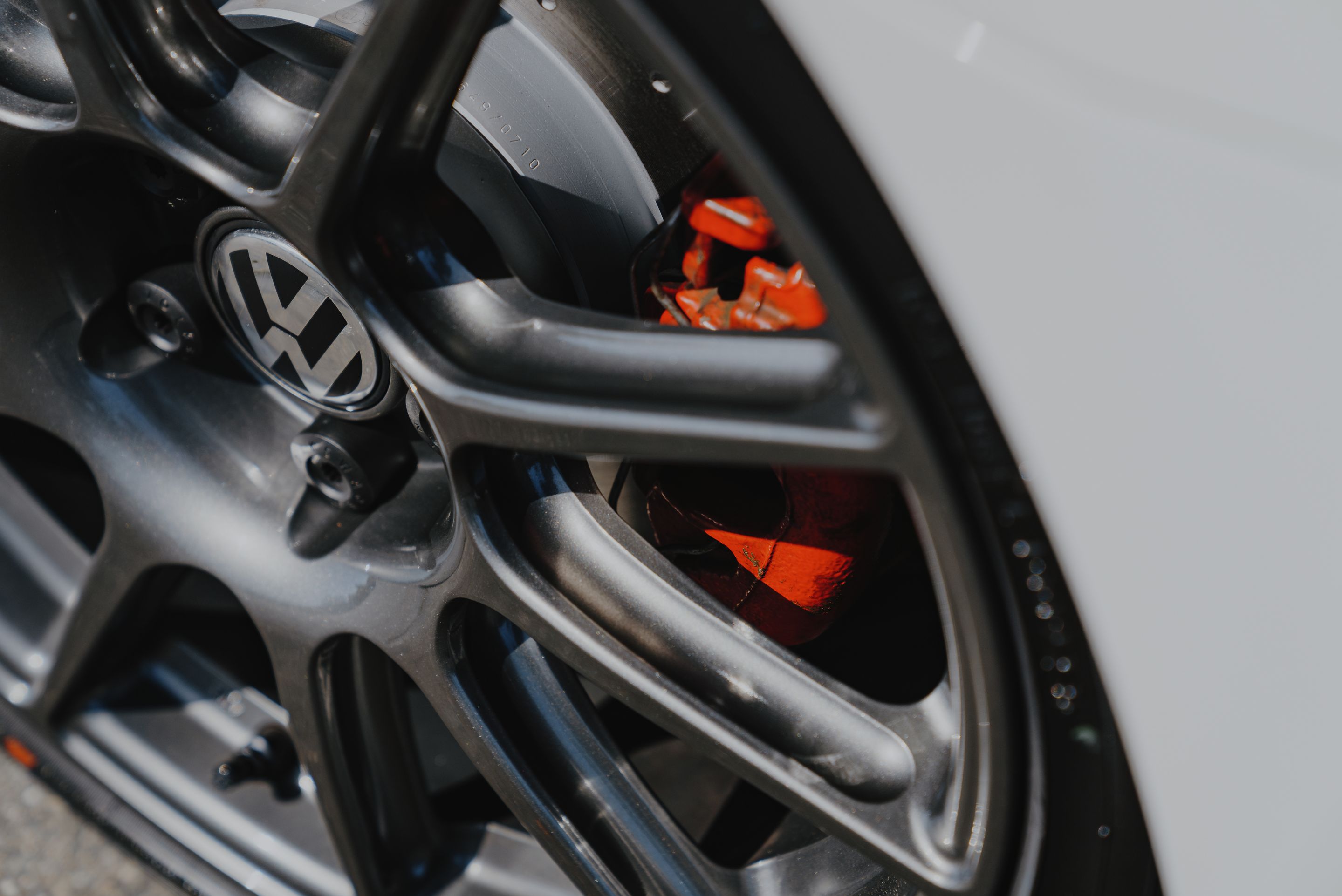 White VW MK6 GTI with 18" SM-10 Apex wheels in Anthracite