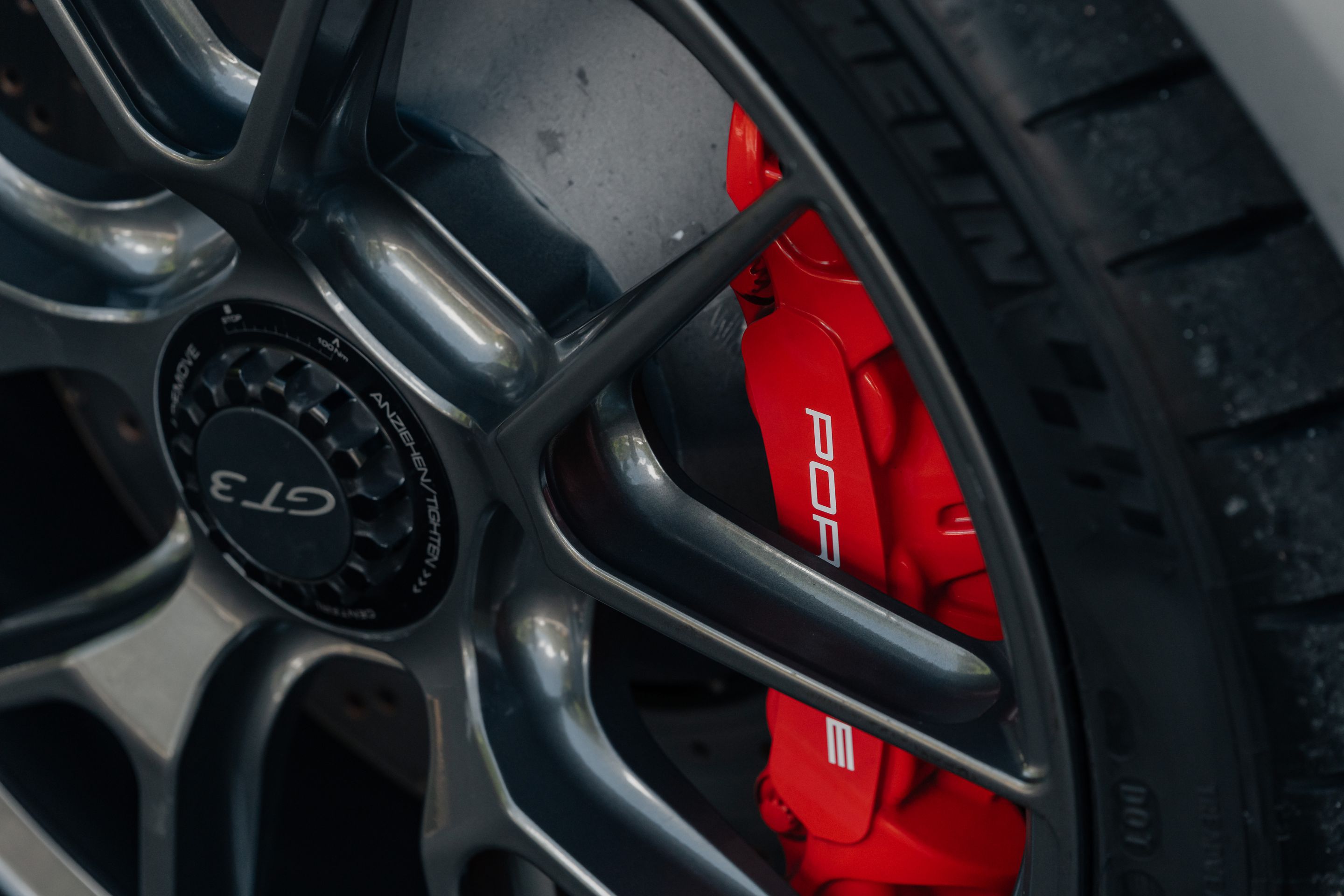 Silver Porsche 911 991.2 GT3 with 19" VS-5RS Apex wheels in Anthracite