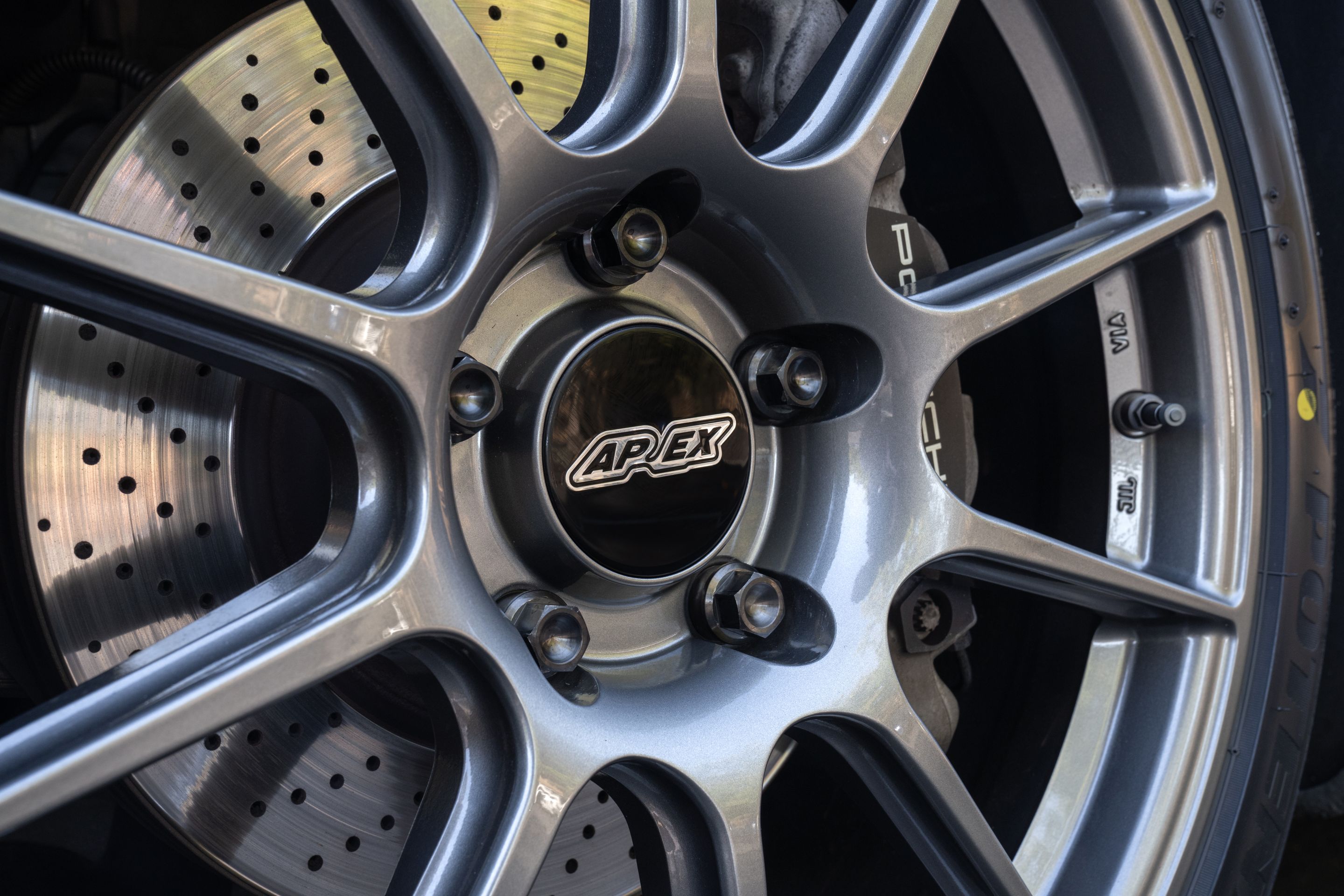 Silver Porsche 911 991.2 Carrera T with 19" SM-10 Apex wheels in Anthracite