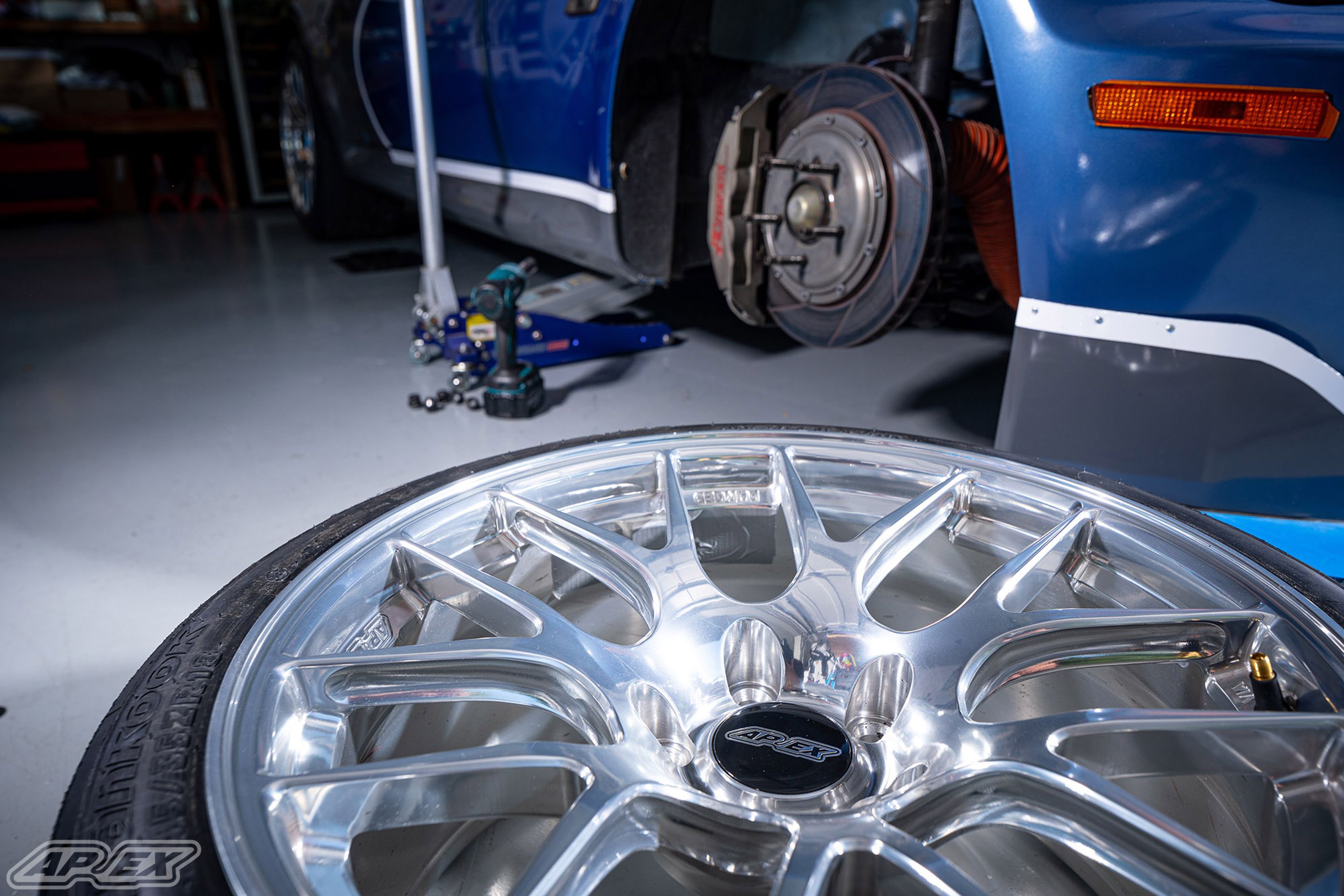 Blue BMW E36/8 Coupe Z3 M with 18" EC-7R Apex wheels in Polished