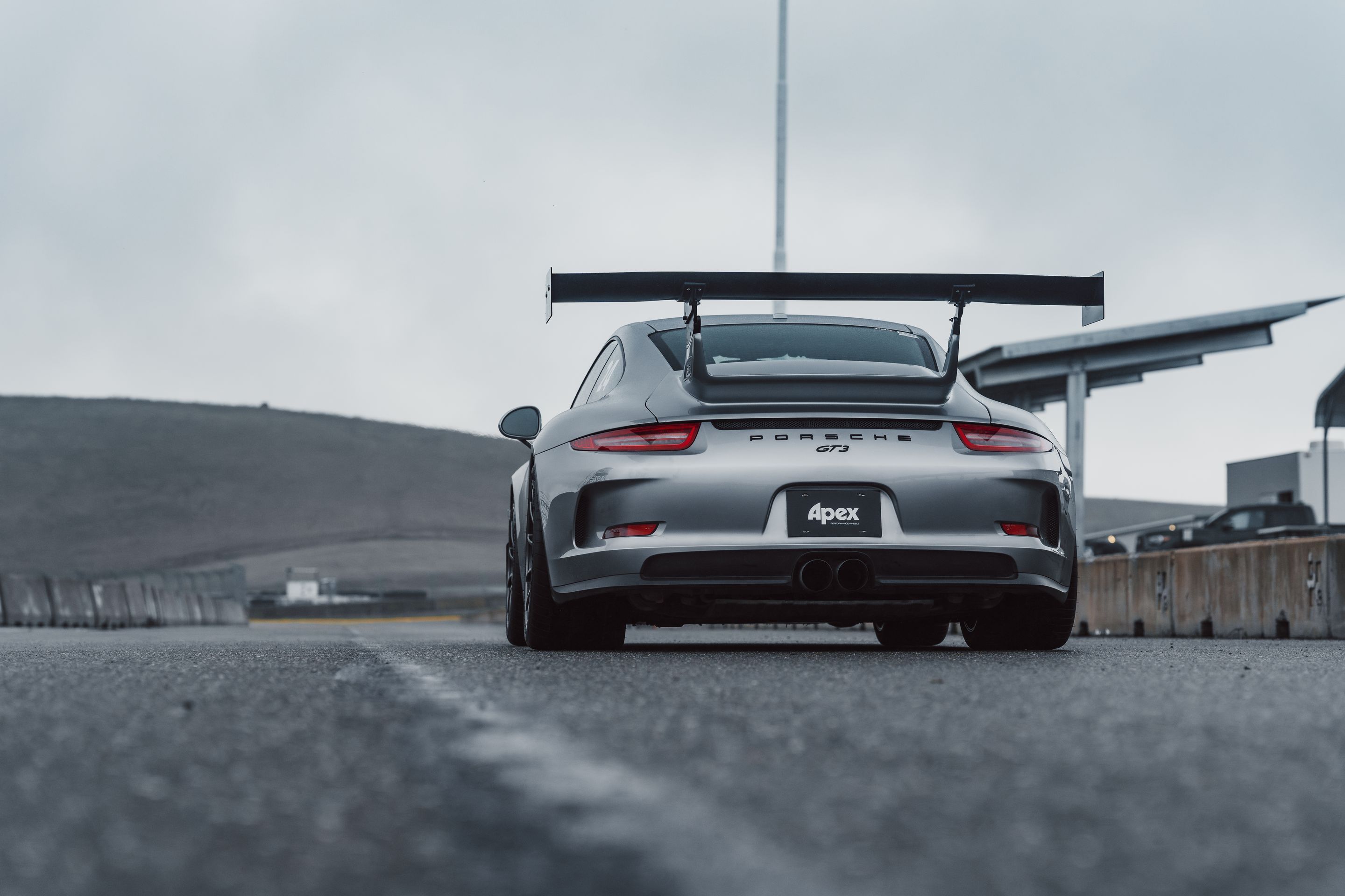Silver Porsche 911 991.1 GT3 with 19" SM-10RE Apex wheels in Anthracite