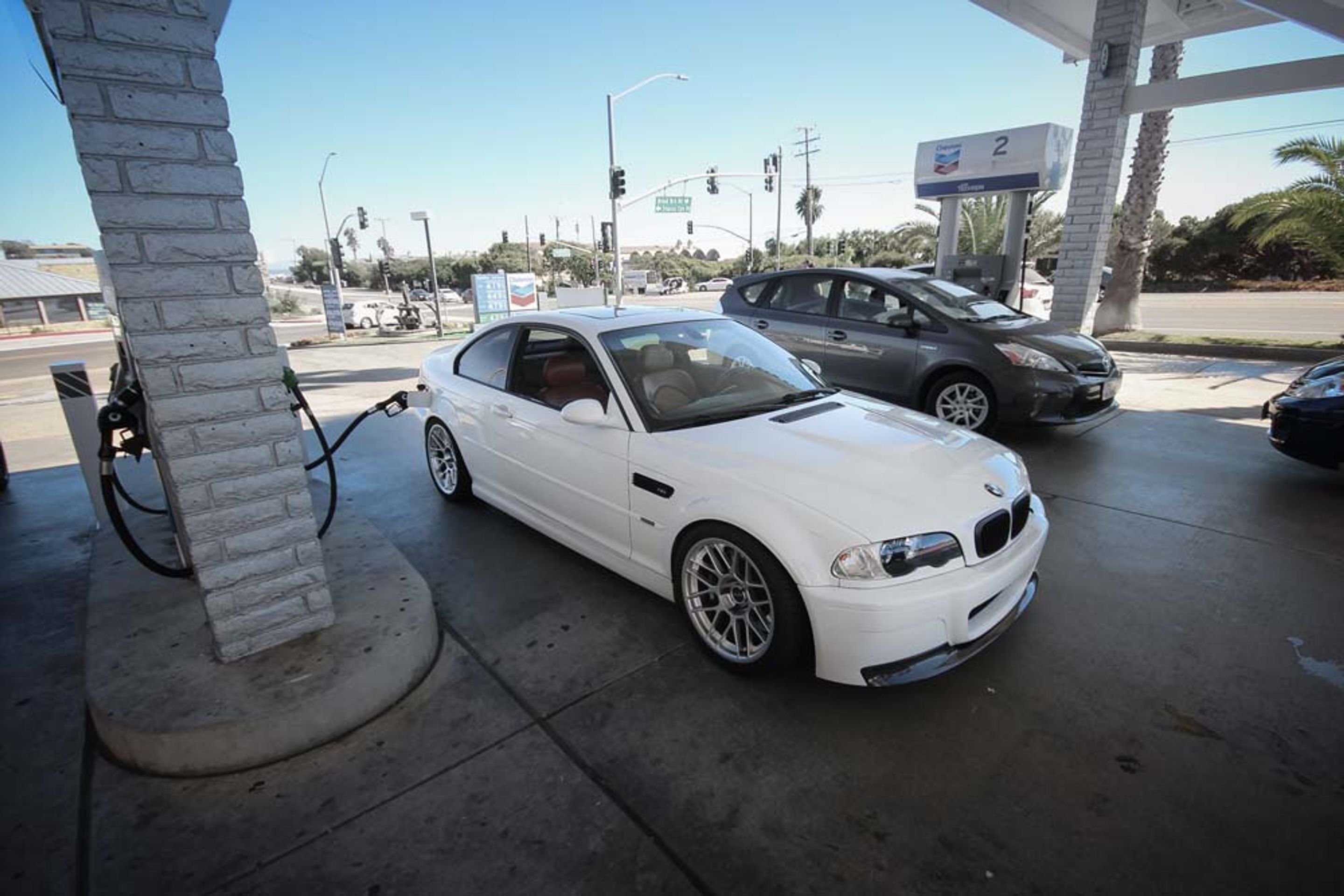 White BMW E46 M3 with 18" ARC-8 Apex wheels in Hyper Silver