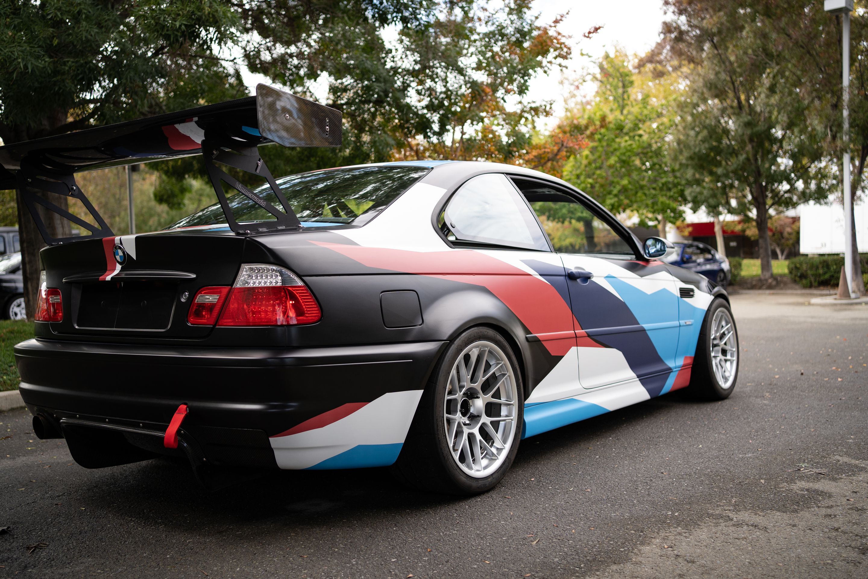 Race Livery BMW E46 M3 with 18" ARC-8 Apex wheels in Hyper Silver