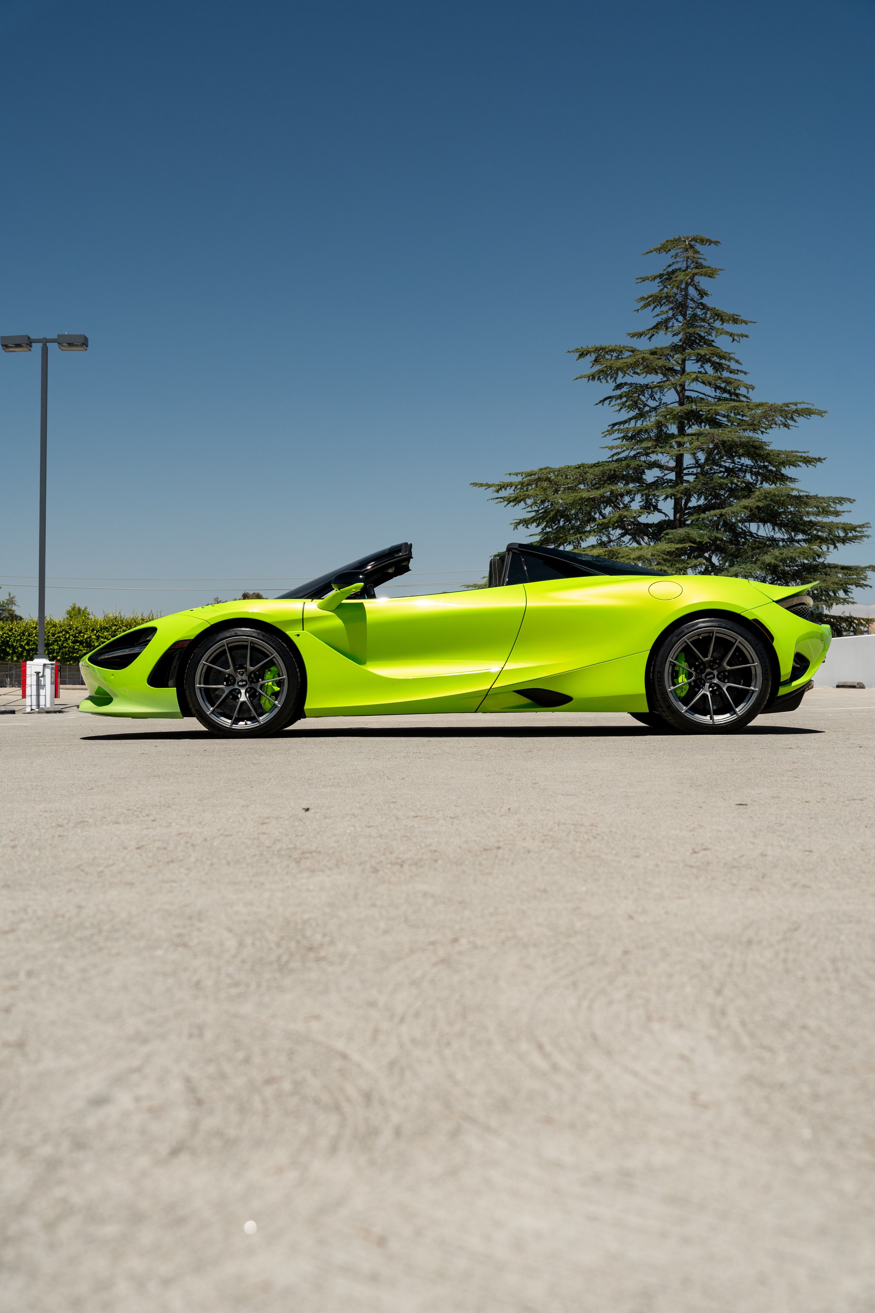 Green McLaren 750S with 19"/20" VS-5RS Apex wheels in Anthracite