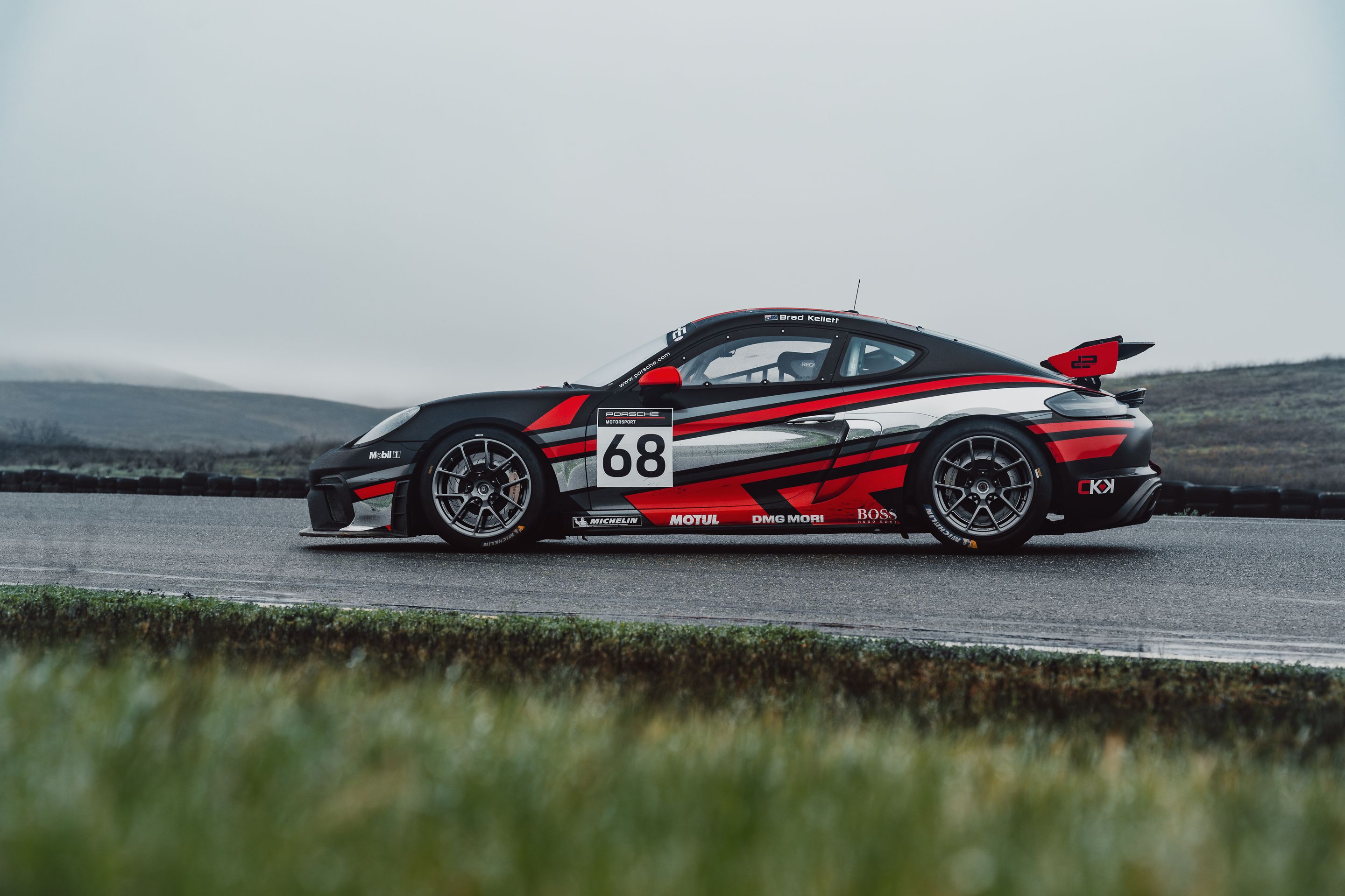Black Porsche 718 Cayman GT4 Clubsport with 18" VS-5RE Apex wheels in Anthracite