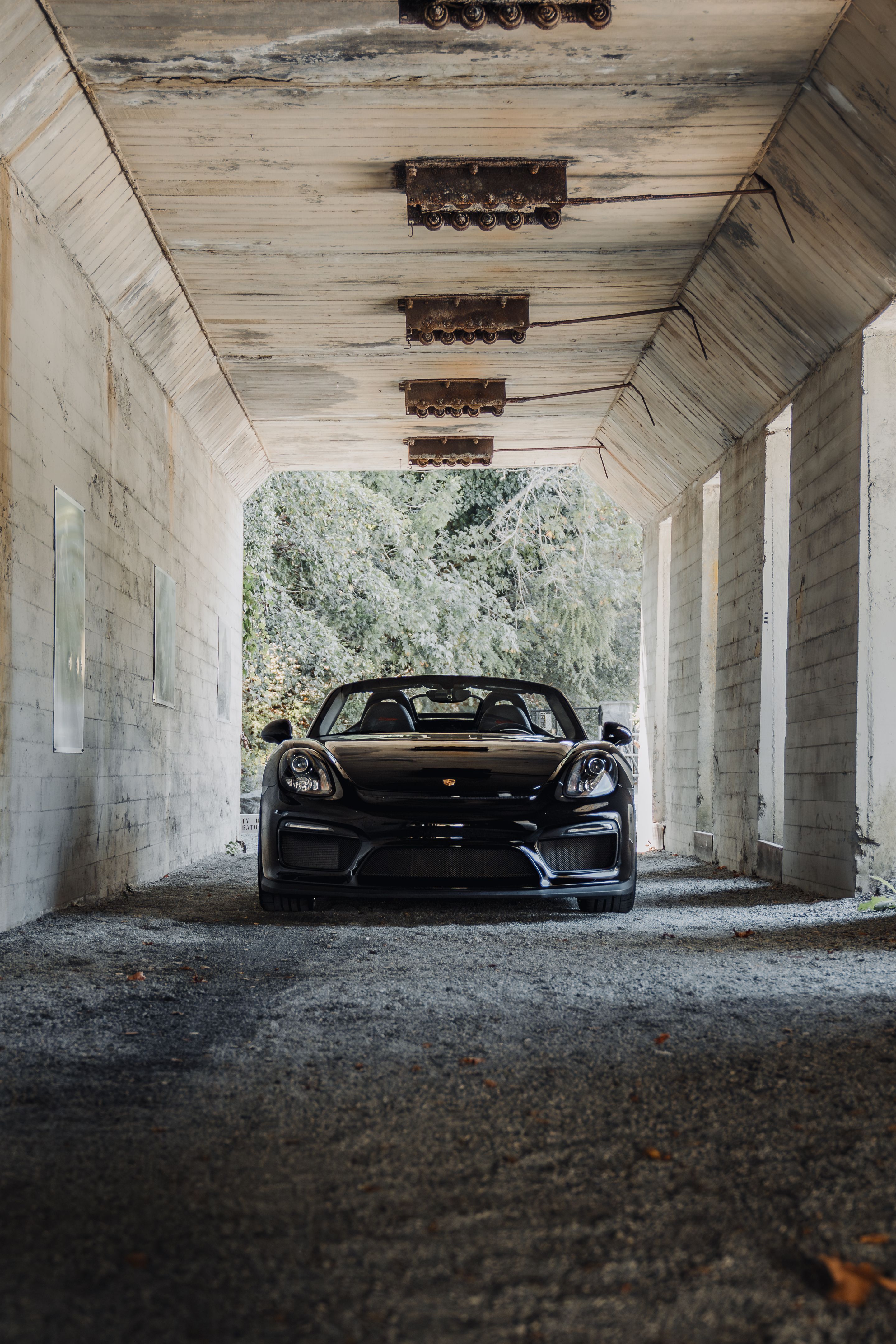 Black Porsche 981 Spyder with 20" VS-5RS Apex wheels in Motorsport Gold