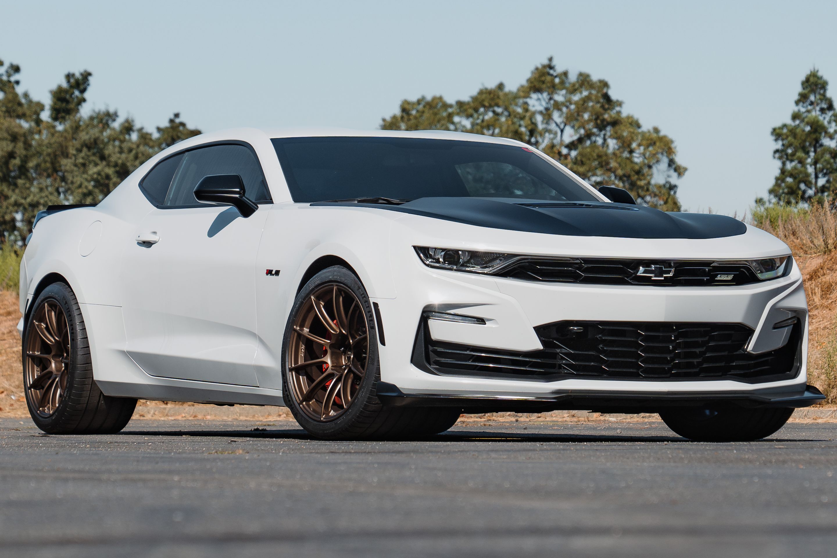 White Chevrolet 6th Gen Camaro SS 1LE with 19" SM-10RS Apex wheels in Satin Bronze