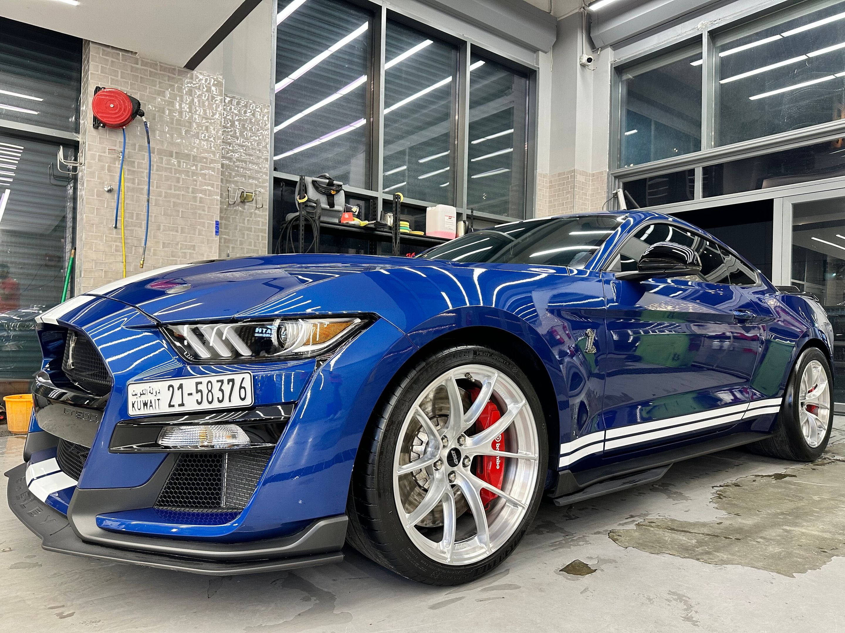 Blue Ford S550 Mustang GT500 with 20"/18" VS-5RS Apex wheels in Brushed Clear
