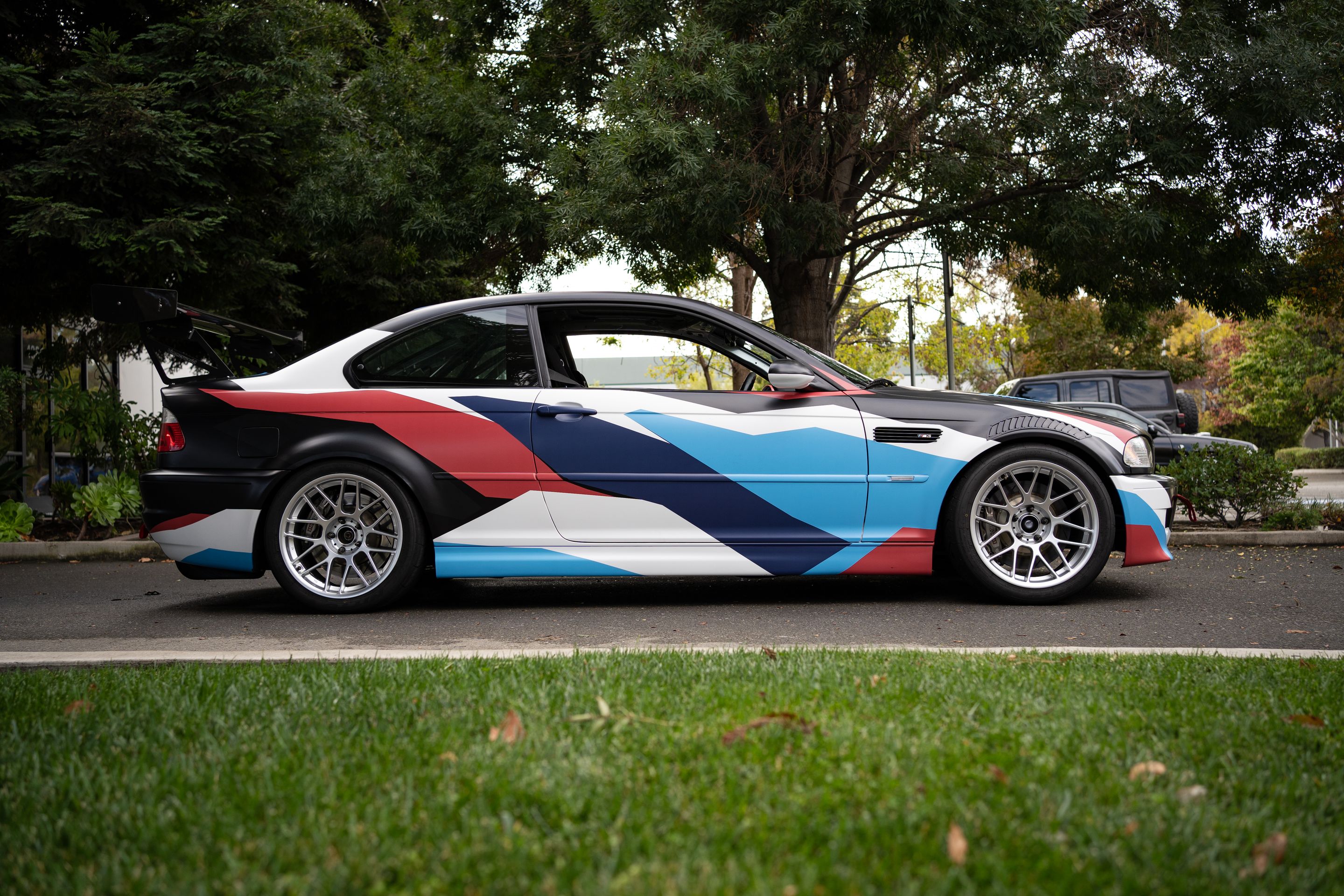 Race Livery BMW E46 M3 with 18" ARC-8 Apex wheels in Hyper Silver