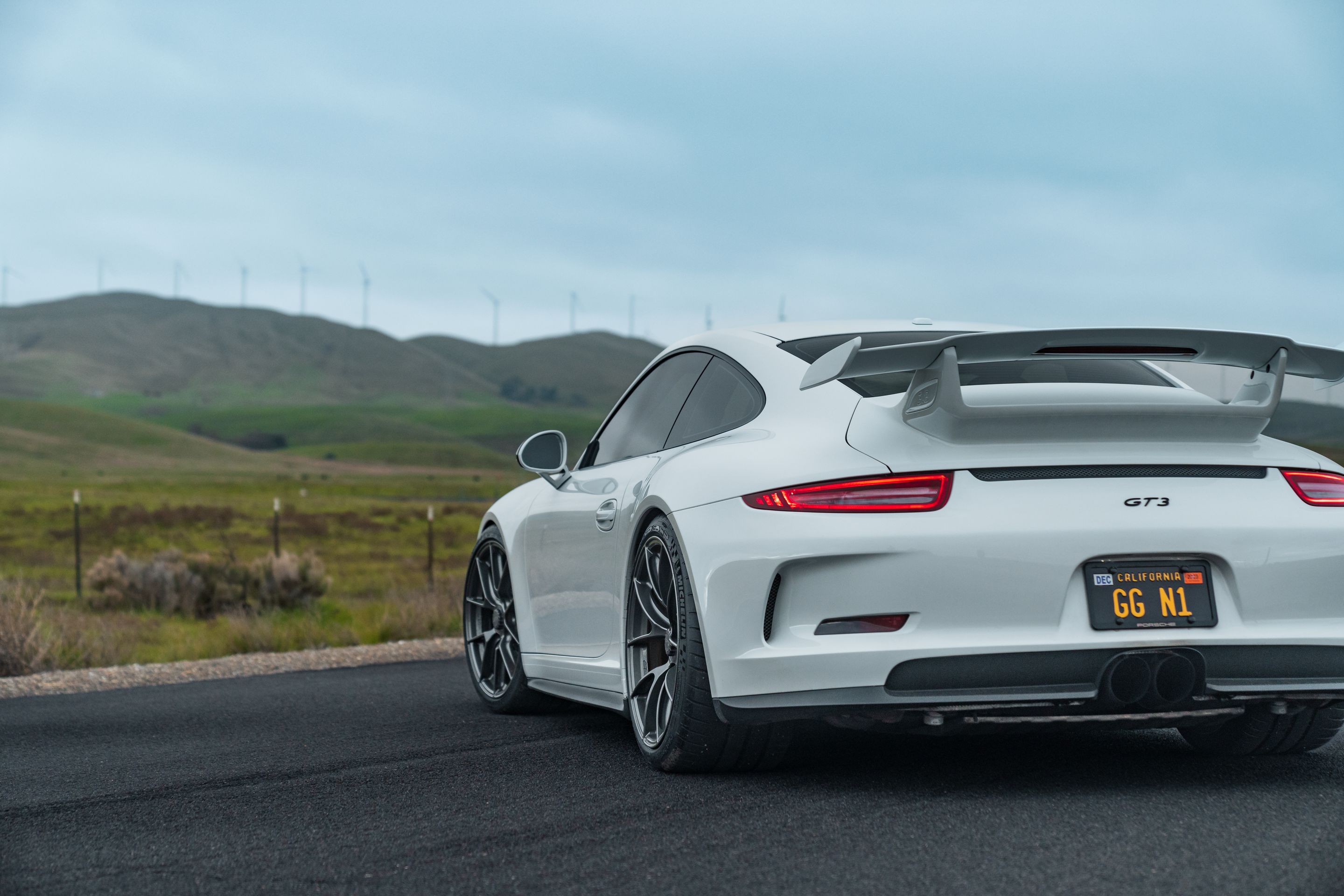 White Porsche 911 991.1 GT3 with 20" VS-5RS Apex wheels in Anthracite