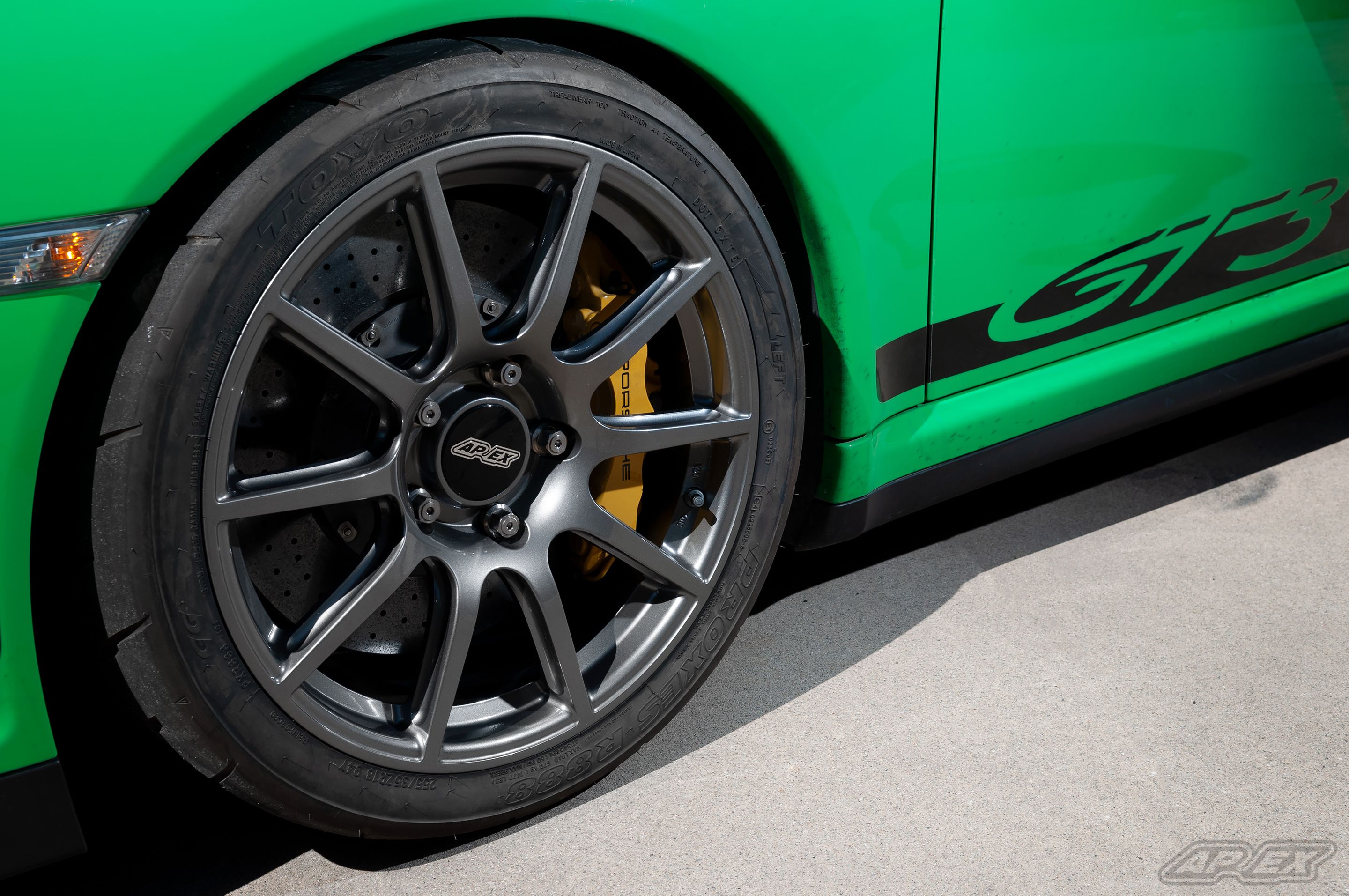 Green Porsche 911 997 GT3 RS with 18" SM-10 Apex wheels in Anthracite