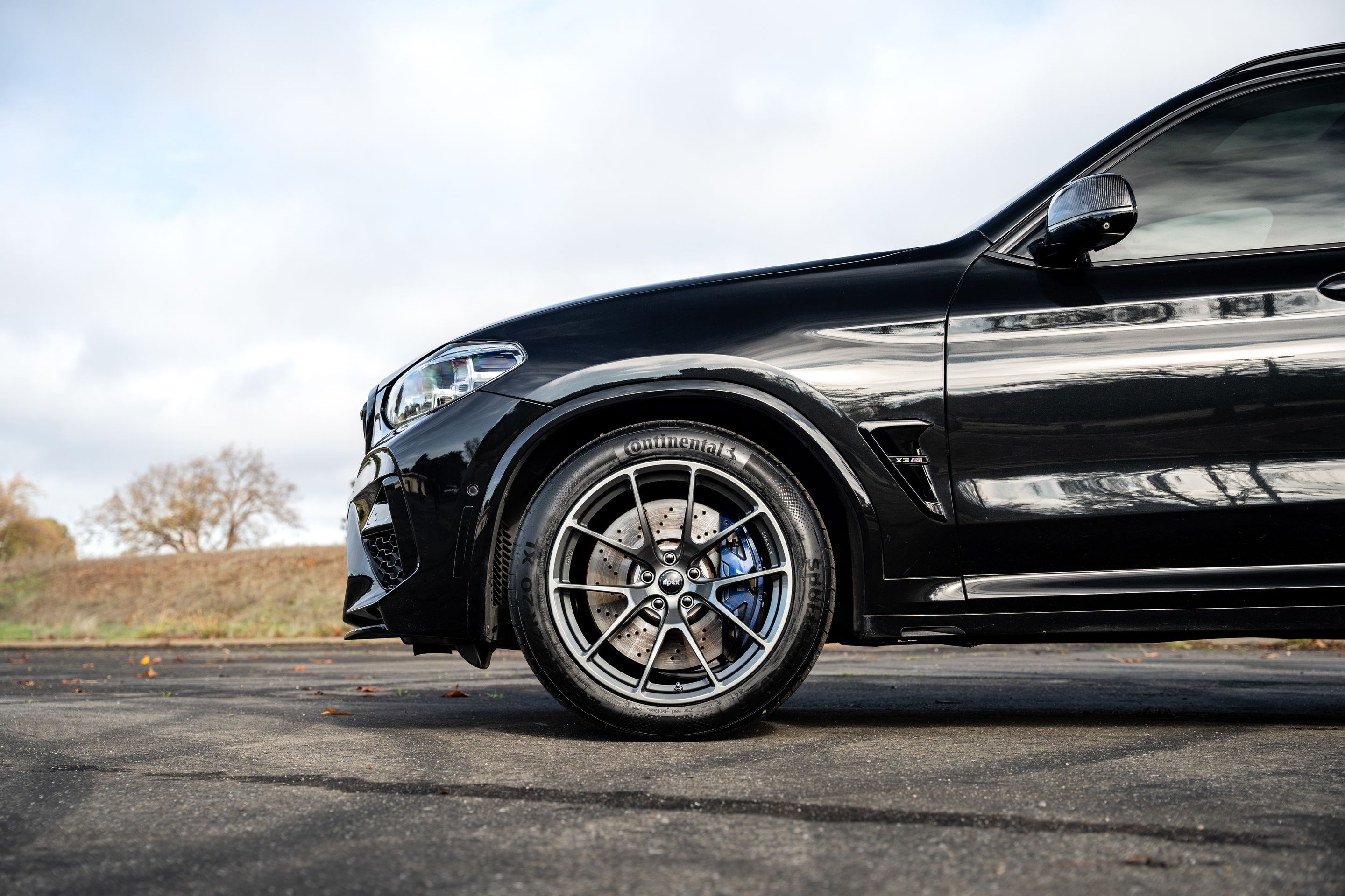 Black BMW F97 X3M with 20" VS-5RX Apex wheels in Anthracite