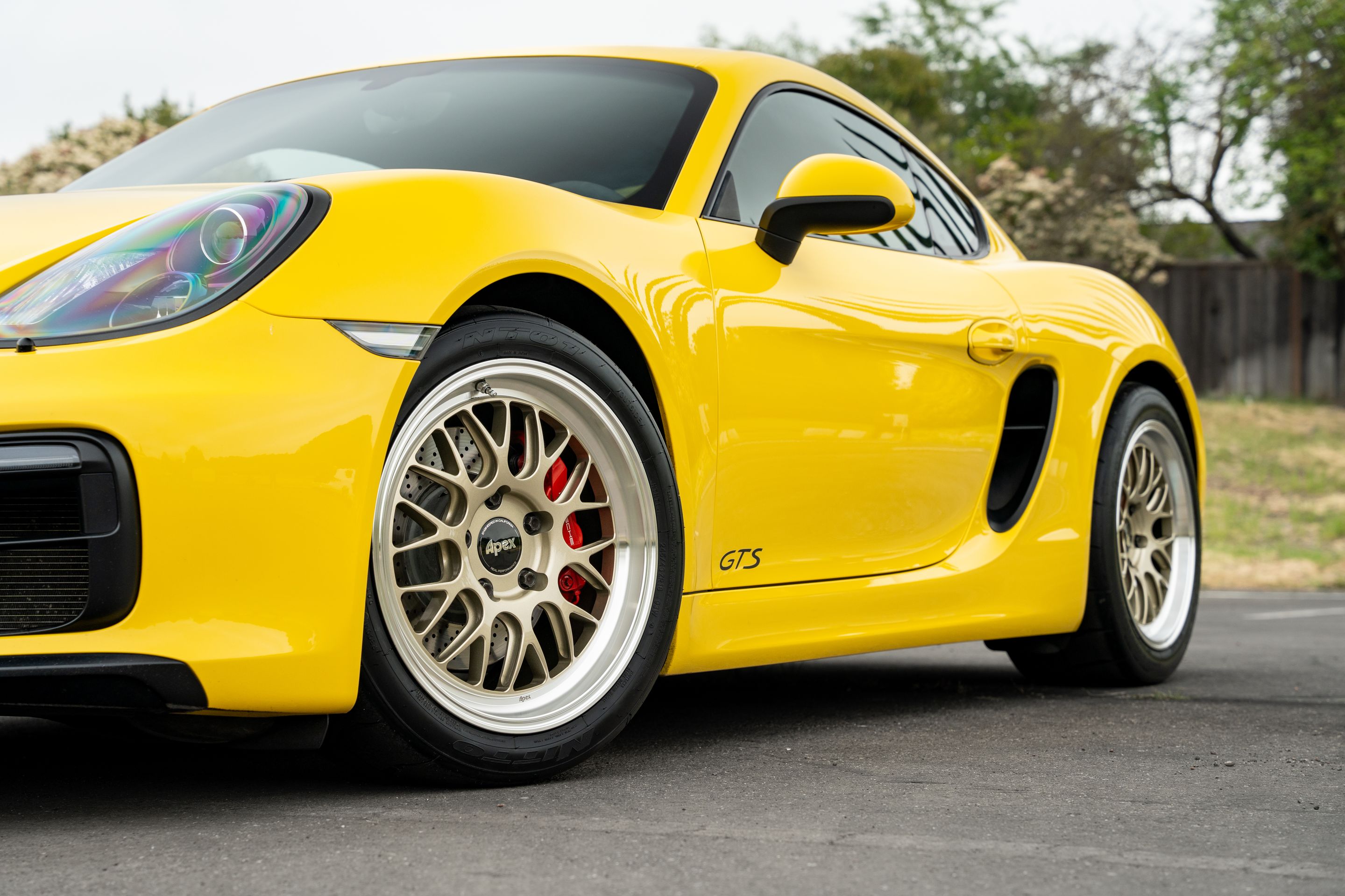 Yellow Porsche 981 Cayman GTS with 18" ML-10RT Apex wheels in Machined Lip Gloss Motorsport Gold