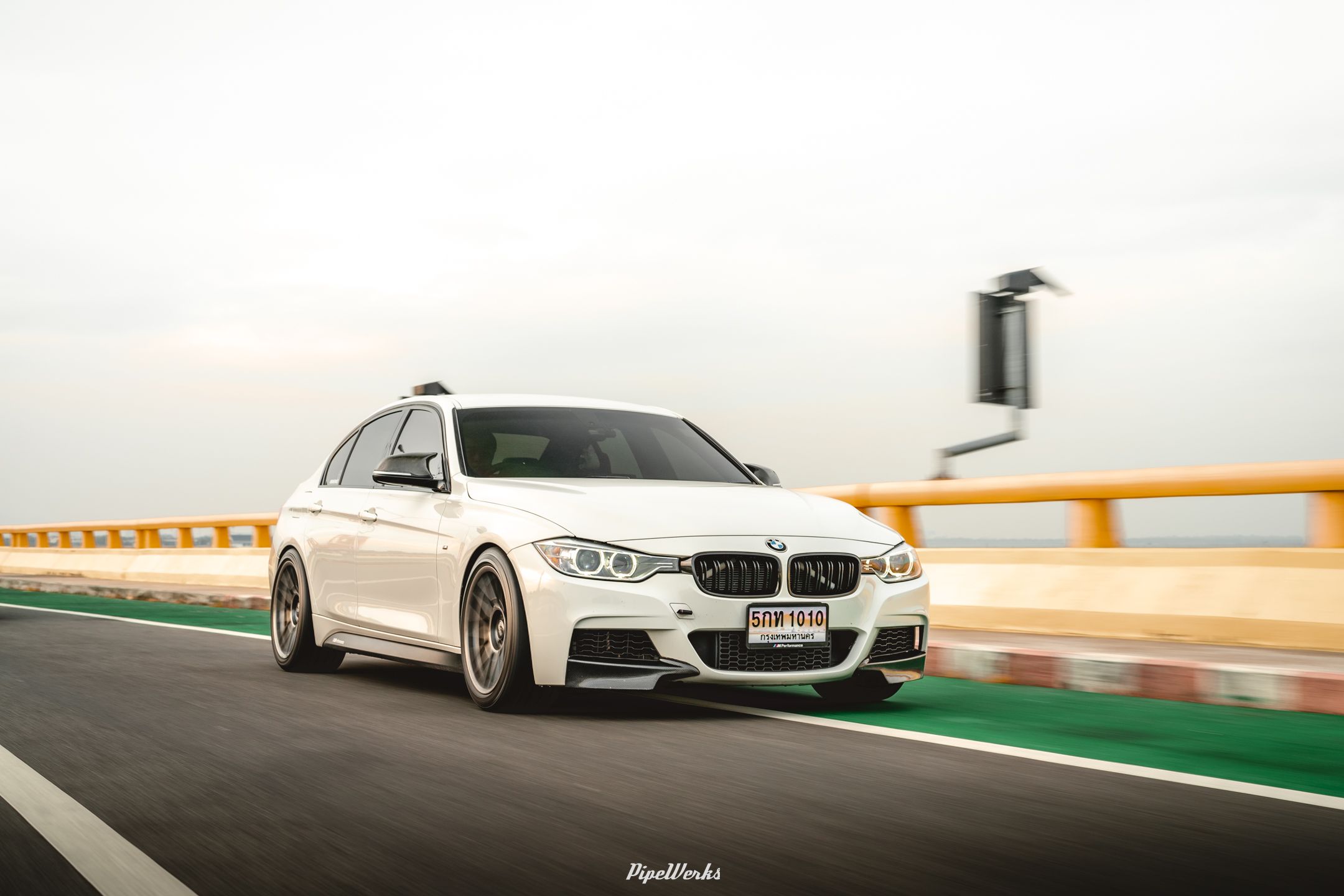 White BMW F30 Sedan 3 Series with 18" ARC-8 Apex wheels in Anthracite