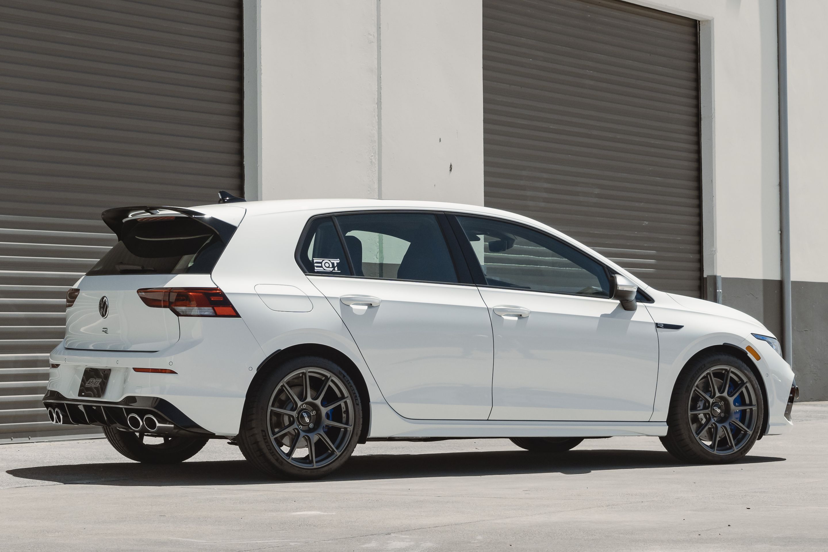 White VW MK8 Golf R with 18" SM-10 Apex wheels in Anthracite