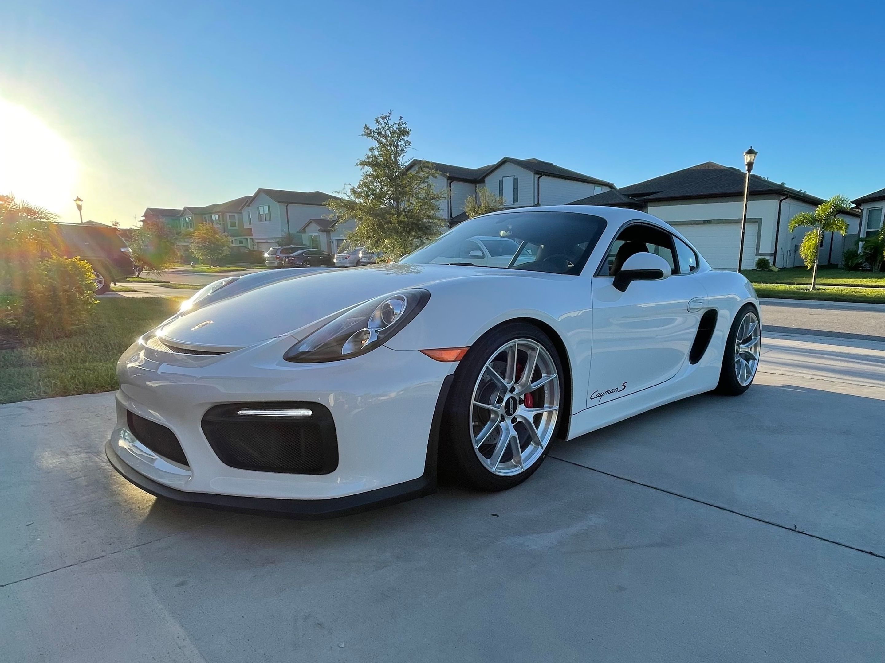 White Porsche 981 Cayman S with 19" VS-5RS Apex wheels in Brushed Clear