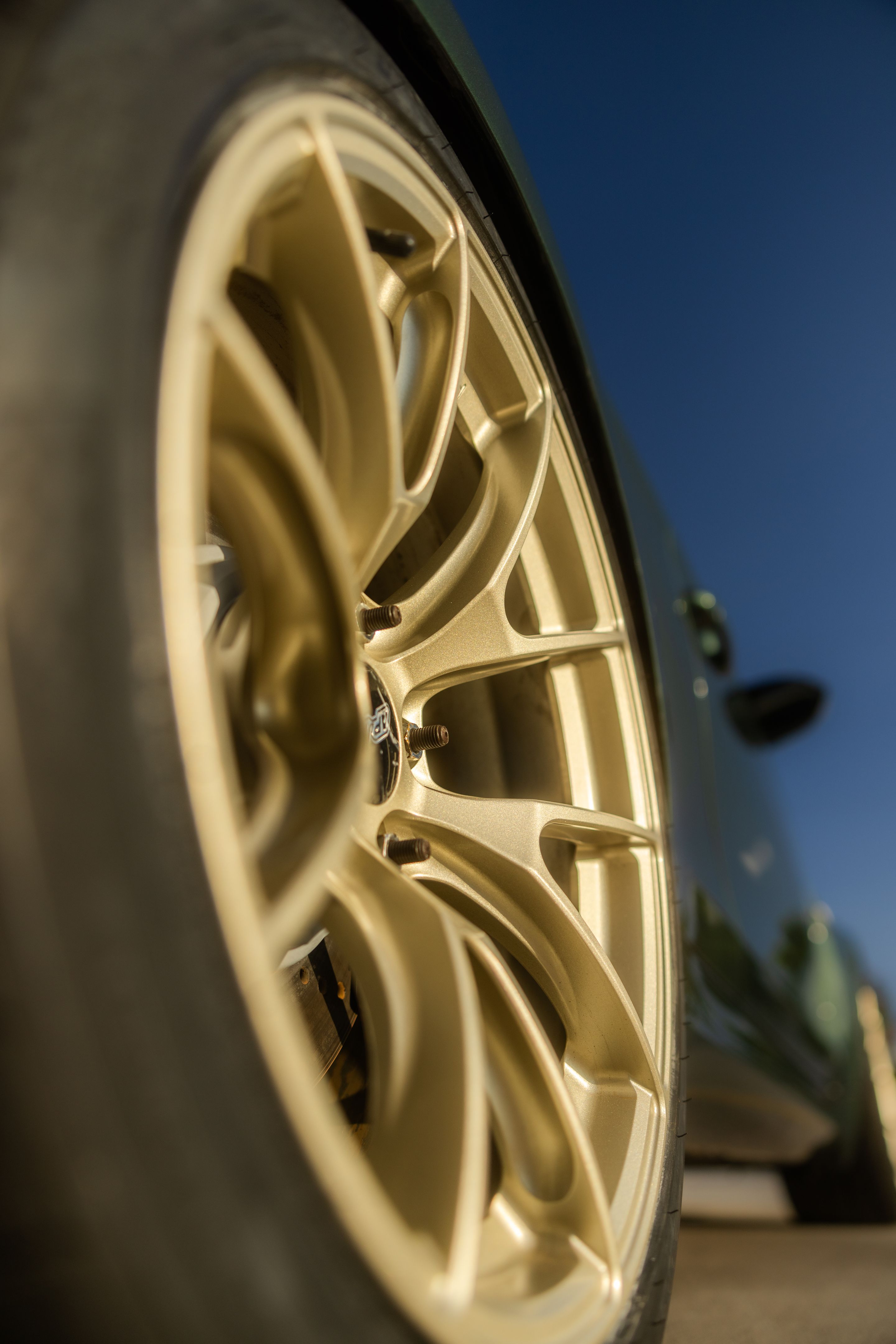 Green BMW E82 1M with 18" VS-5RS Apex wheels in Motorsport Gold