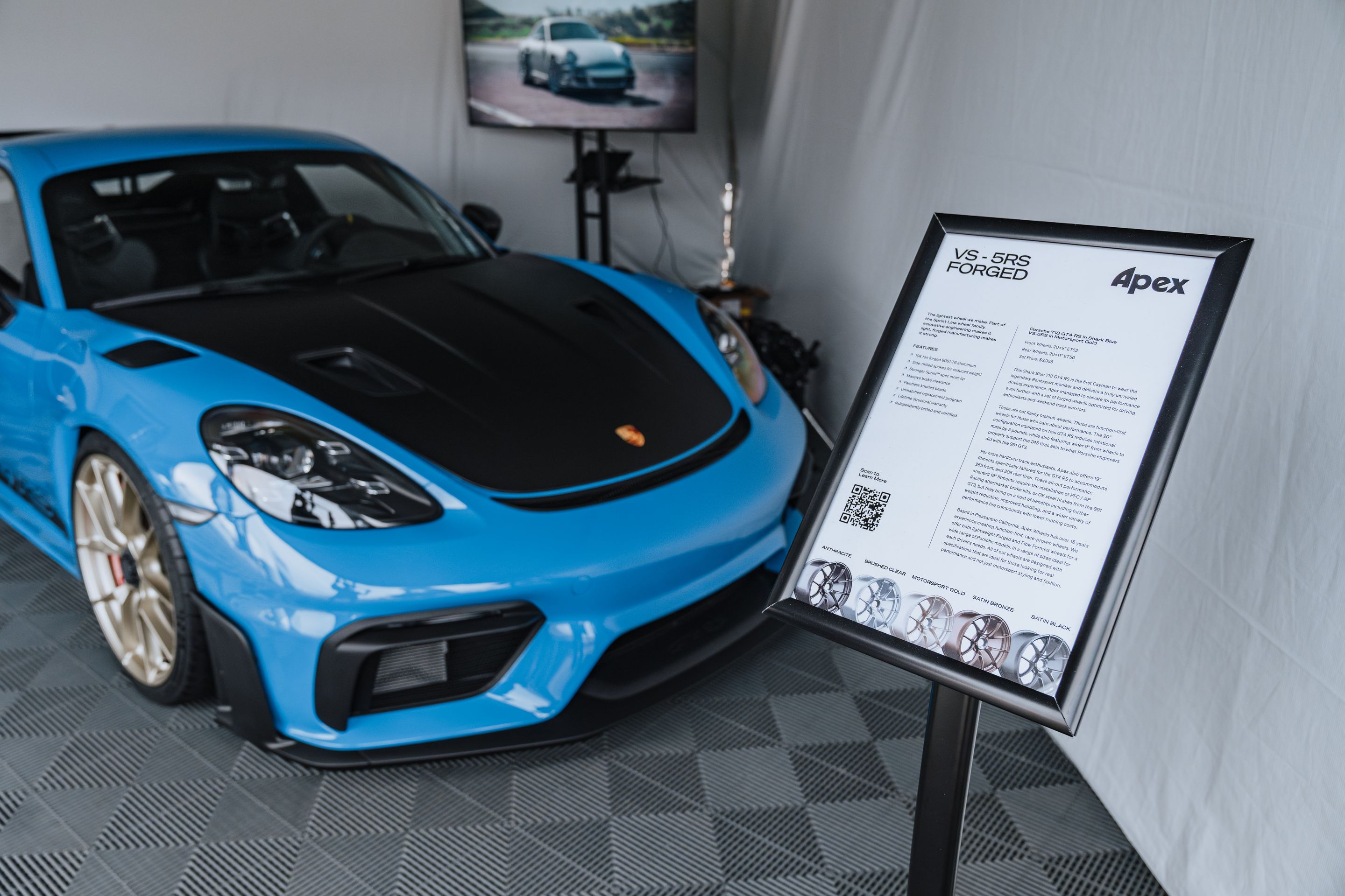 White Porsche 911 996 GT2 with 18" EC-7RS Apex wheels in Anthracite