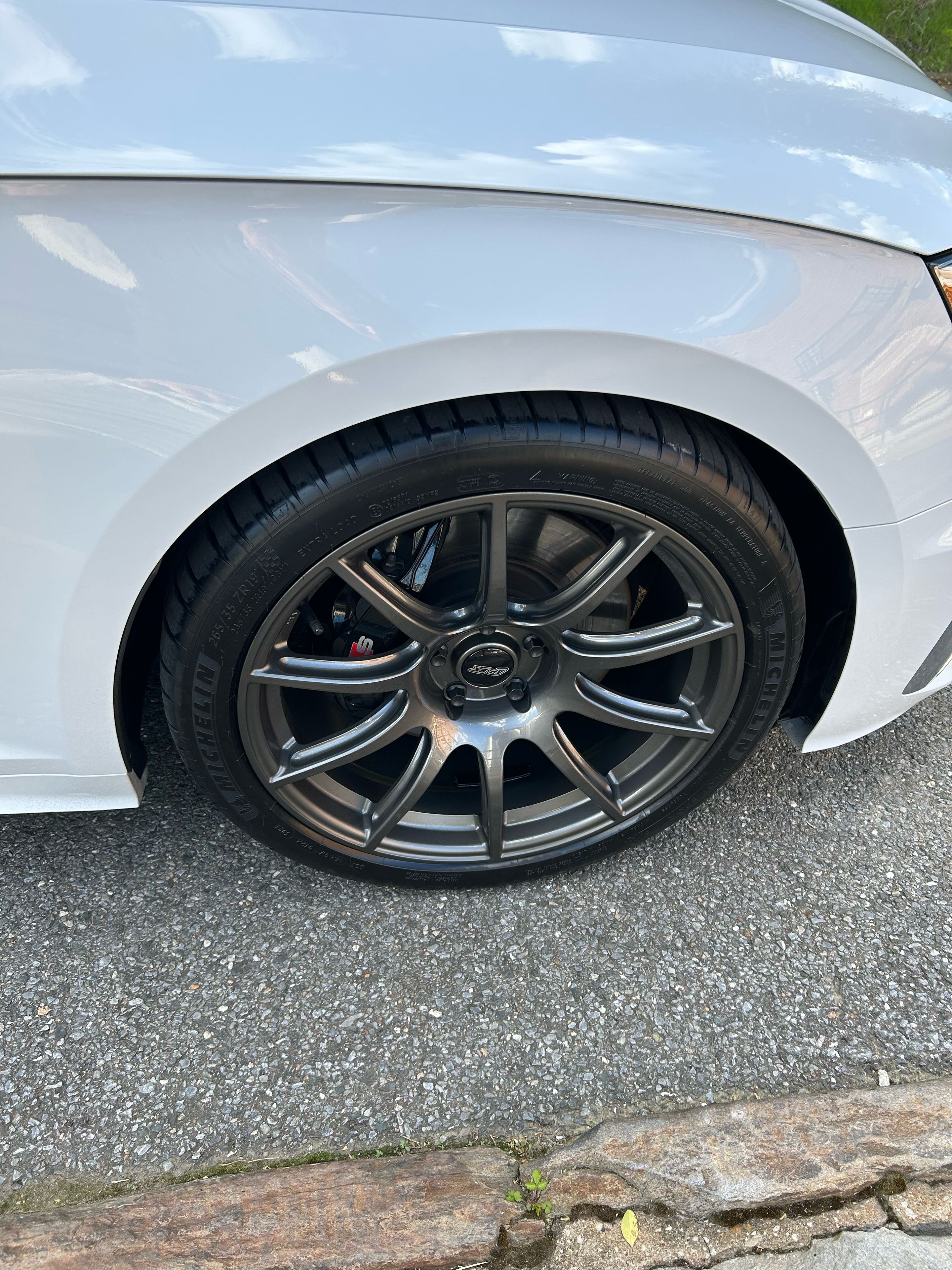 White Audi B9 S5 with 19" SM-10 Apex wheels in Anthracite