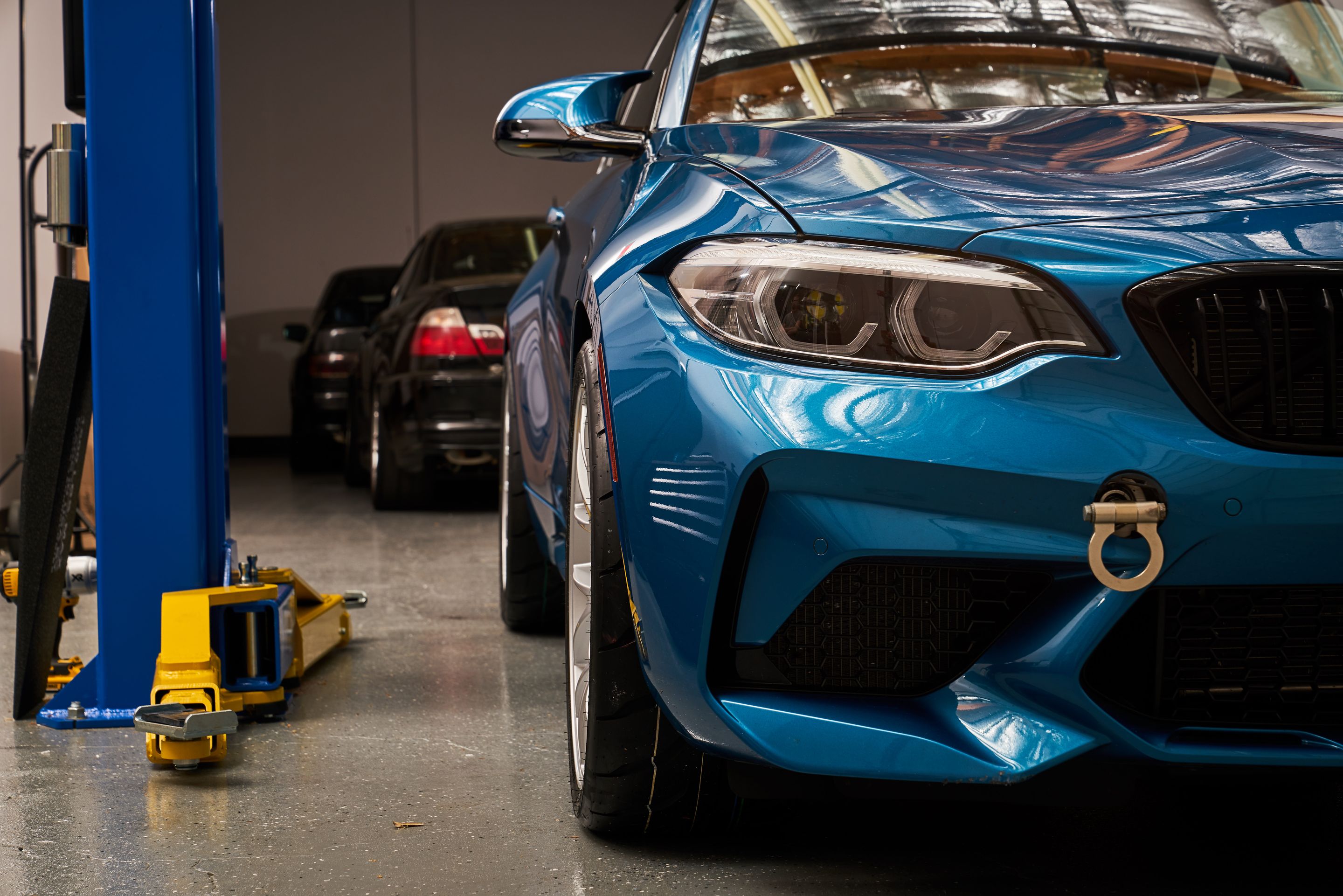Blue BMW F87 M2 with 19" EC-7 Apex wheels in Race Silver
