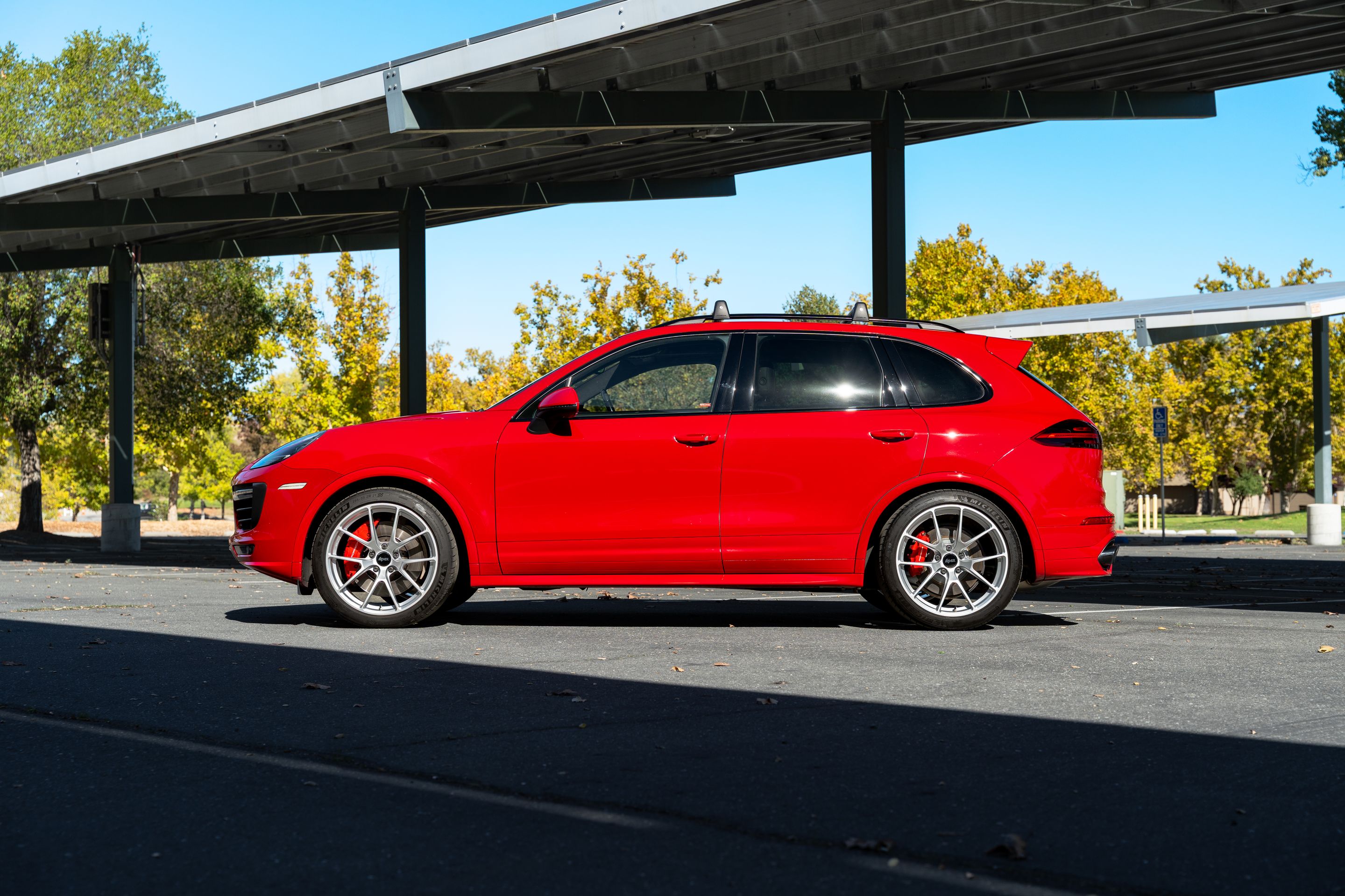 Red Porsche 958 Cayenne with 21" VS-5RX Apex wheels in Race Silver