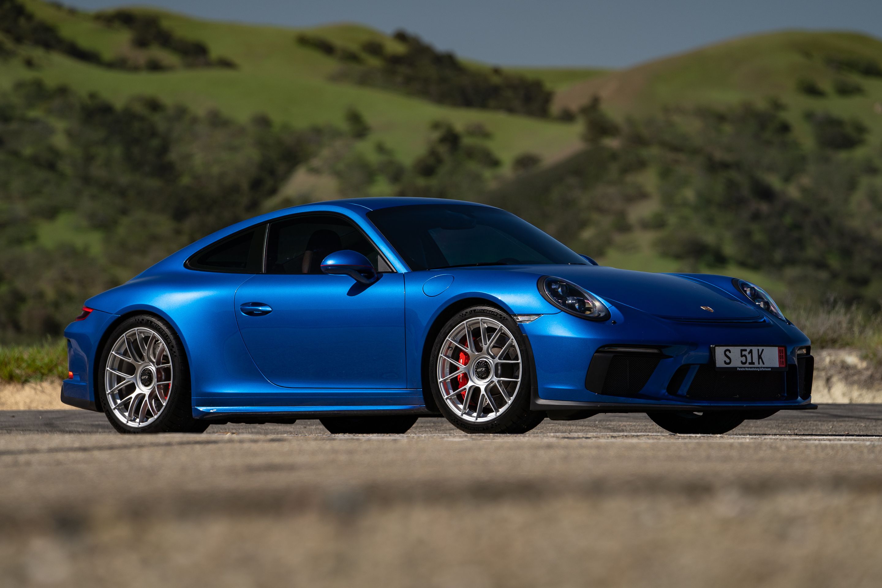 Blue Porsche 911 991.2 GT3 Touring with 19" EC-7RS Apex wheels in Race Silver