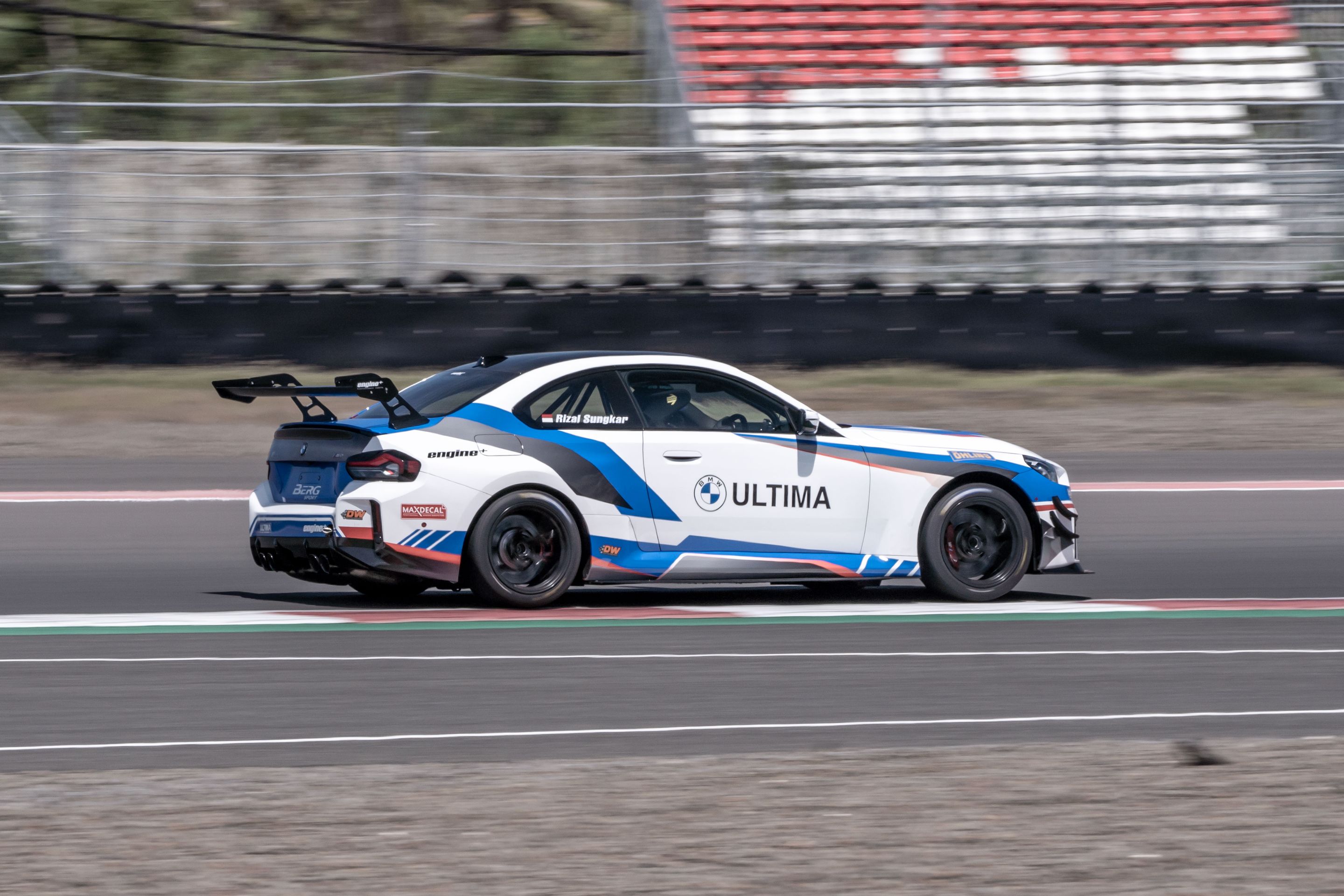 Multicolor BMW G87 M2 with 18" VS-5RS Apex wheels in Satin Black