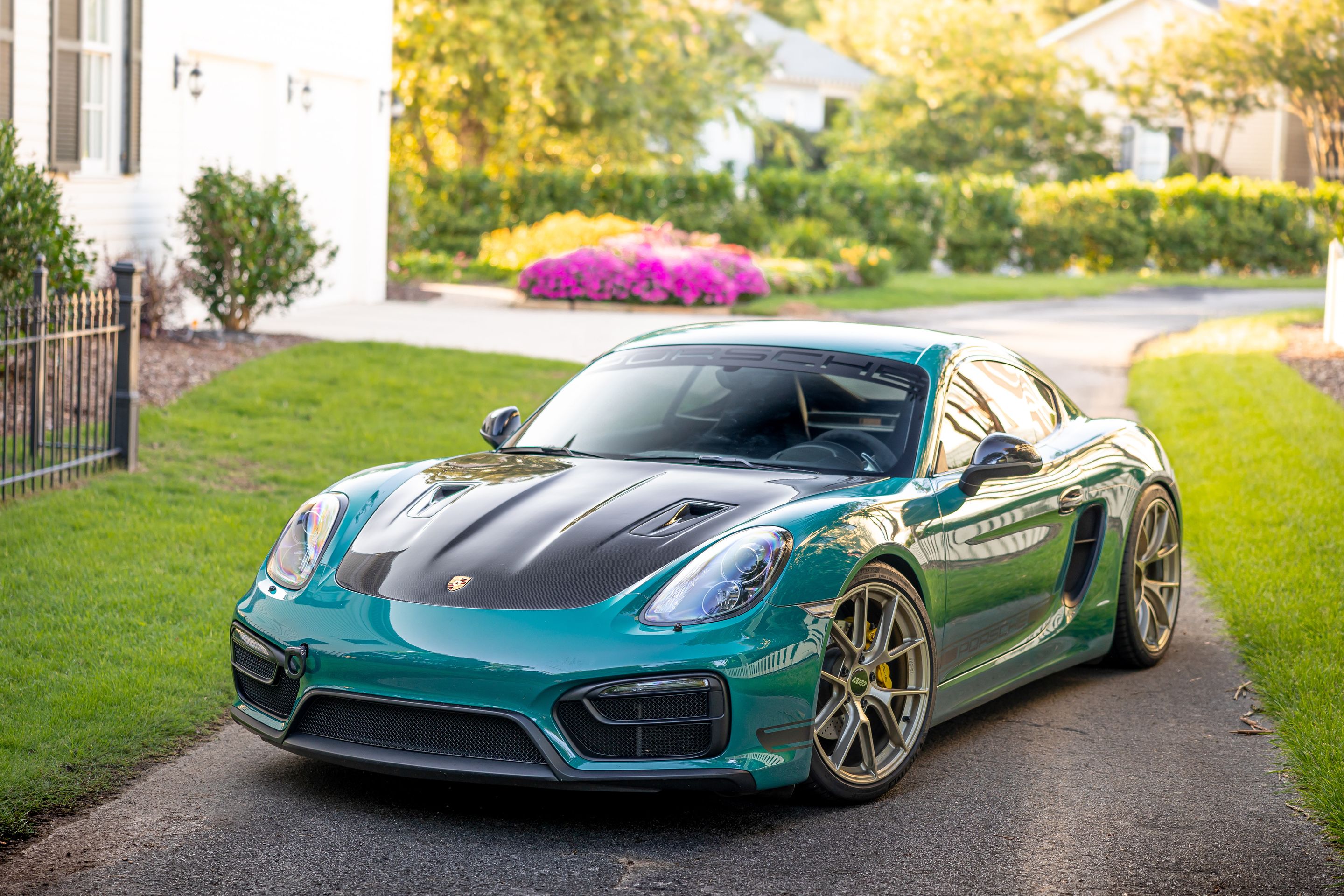 Green Porsche 981 Cayman GTS with 20" VS-5RS Apex wheels in Motorsport Gold