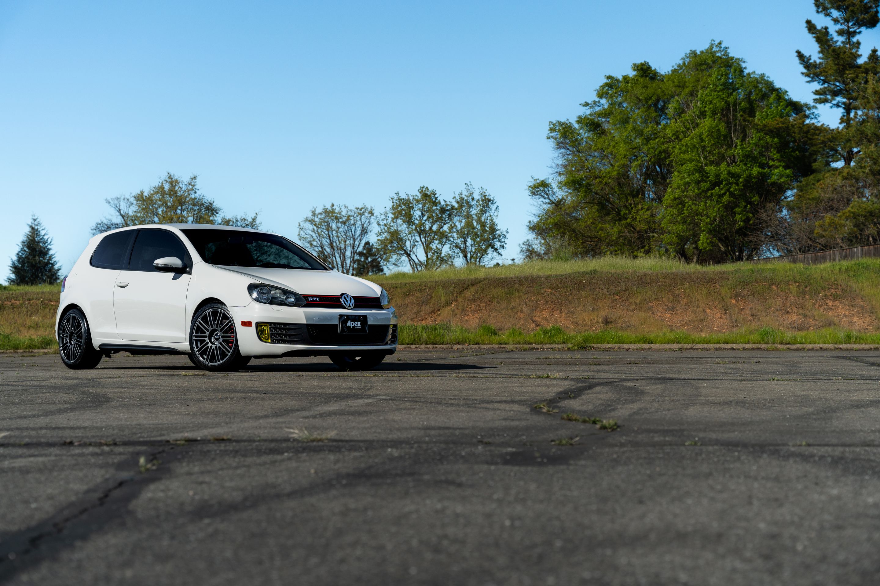 White VW MK6 GTI with 18" TC-10RT Apex wheels in Anthracite