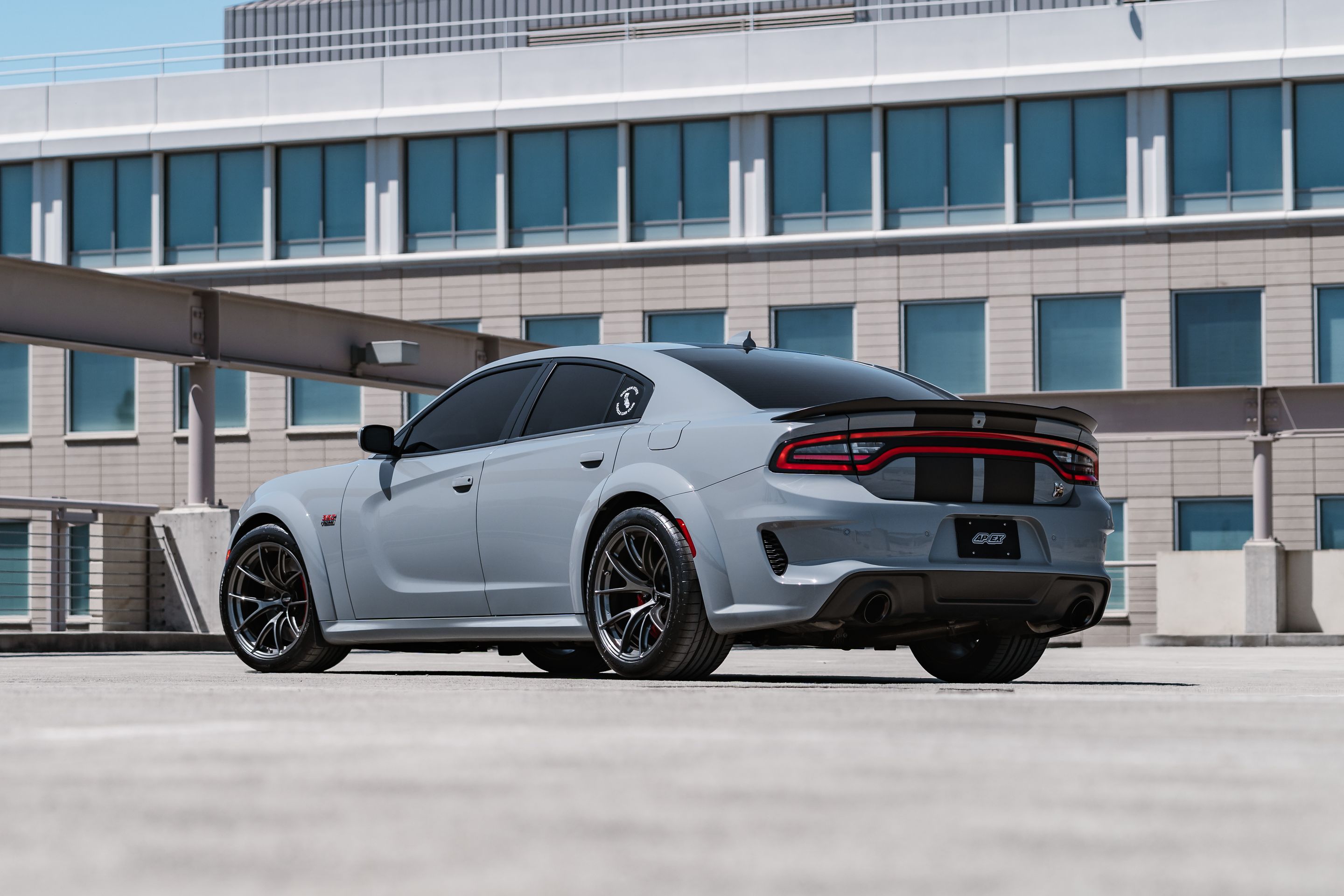 Grey Dodge Charger Scat Pack Widebody with 20" VS-5RS Apex wheels in Anthracite