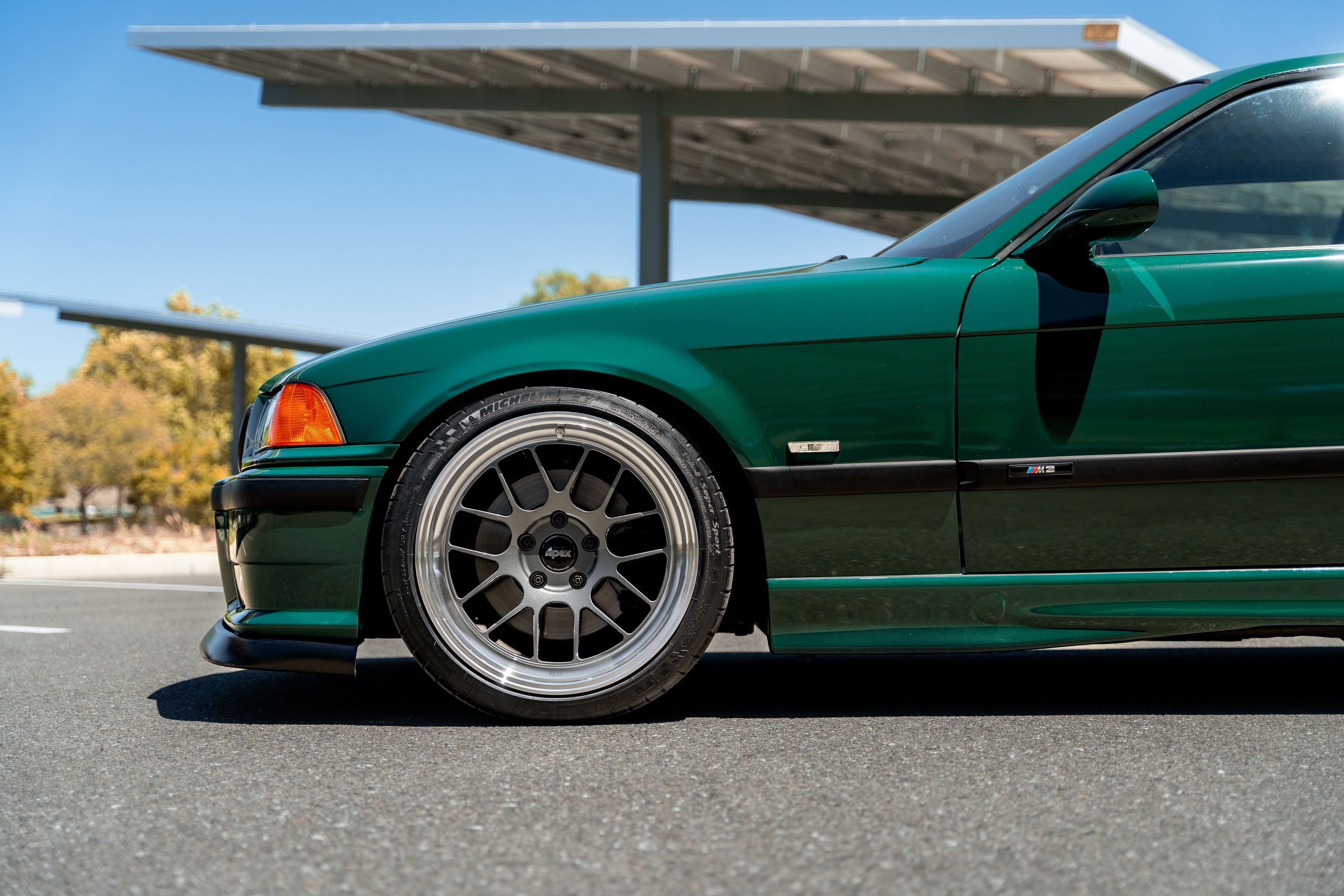 Green BMW E36 M3 with 18" ML-7RT Apex wheels in Machined Lip Anthracite