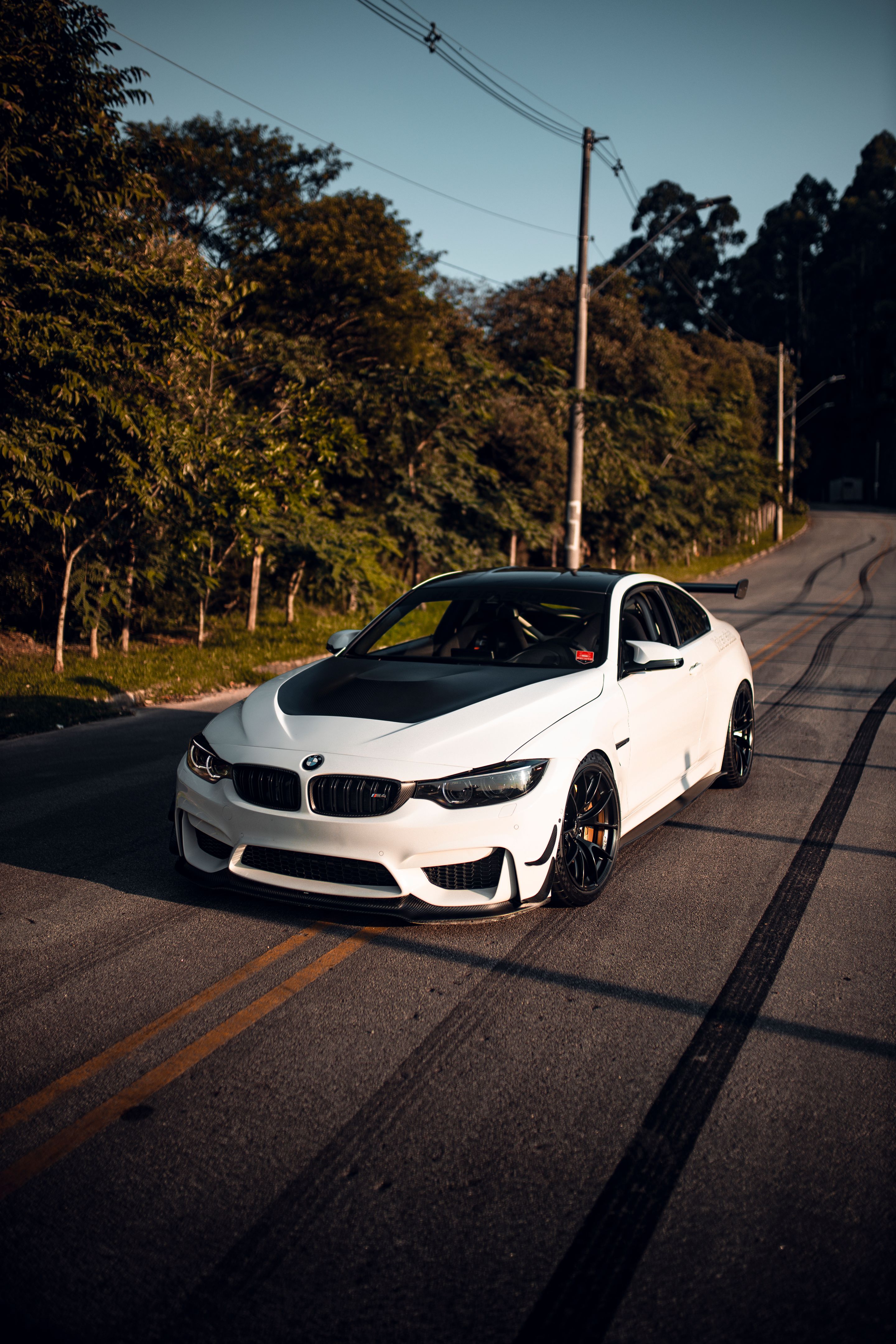 White BMW F82 Coupe M4 with 19"/20" VS-5RS Apex wheels in Satin Black