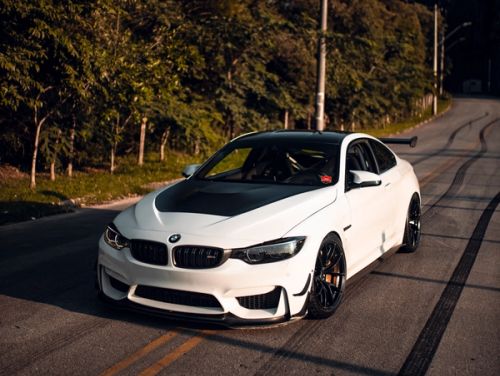 White BMW M4 - VS-5RS in Satin Black