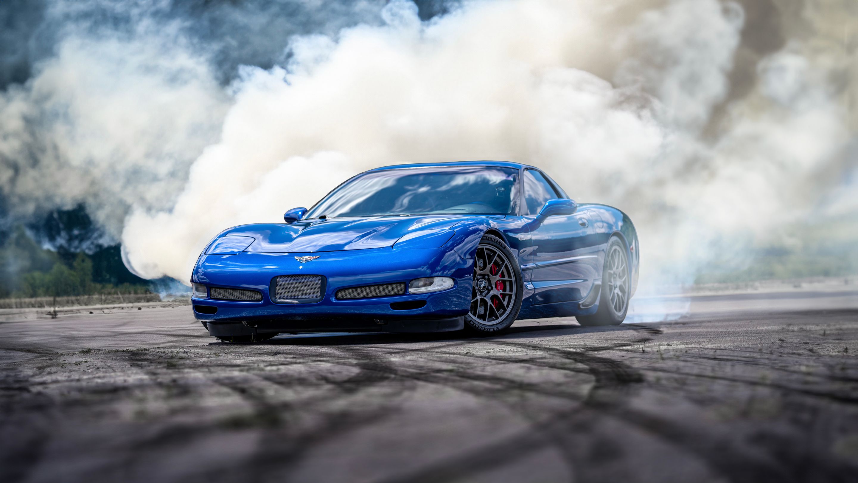 Blue Chevrolet C5 Corvette Z06 with 18" EC-7 Apex wheels in Anthracite