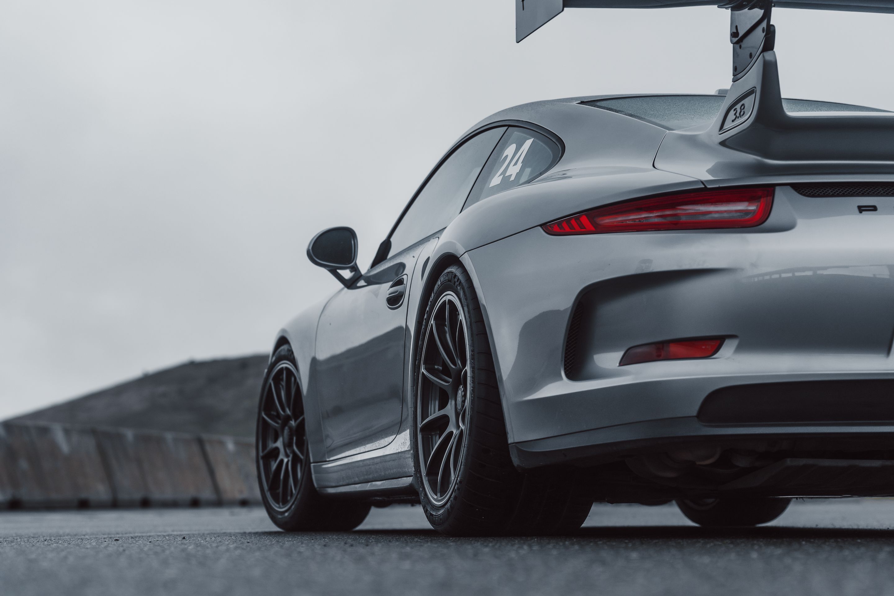 Silver Porsche 911 991.1 GT3 with 19" SM-10RE Apex wheels in Anthracite
