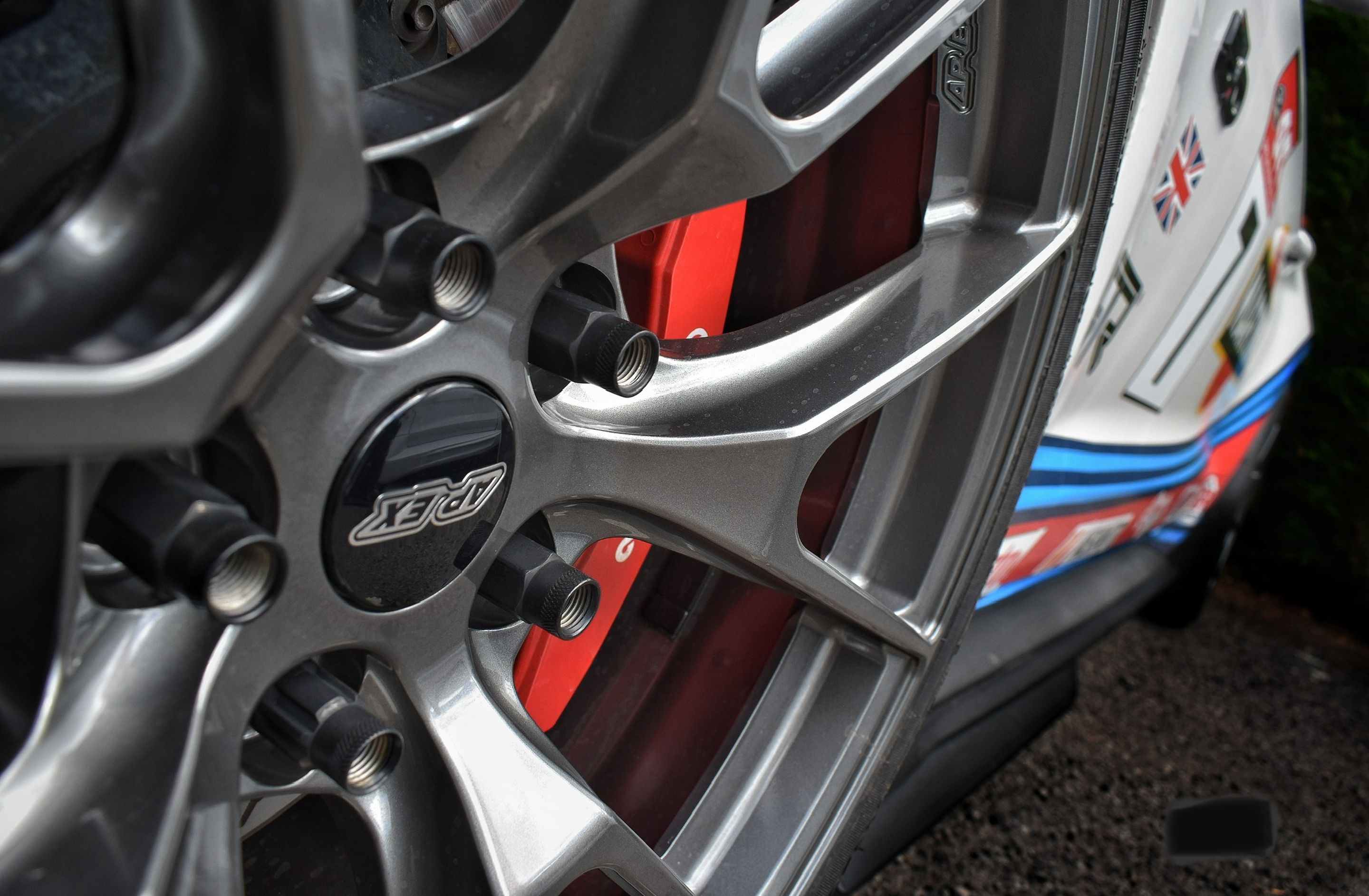 White Ford S550 Mustang GT with 19" VS-5RS Apex wheels in Anthracite