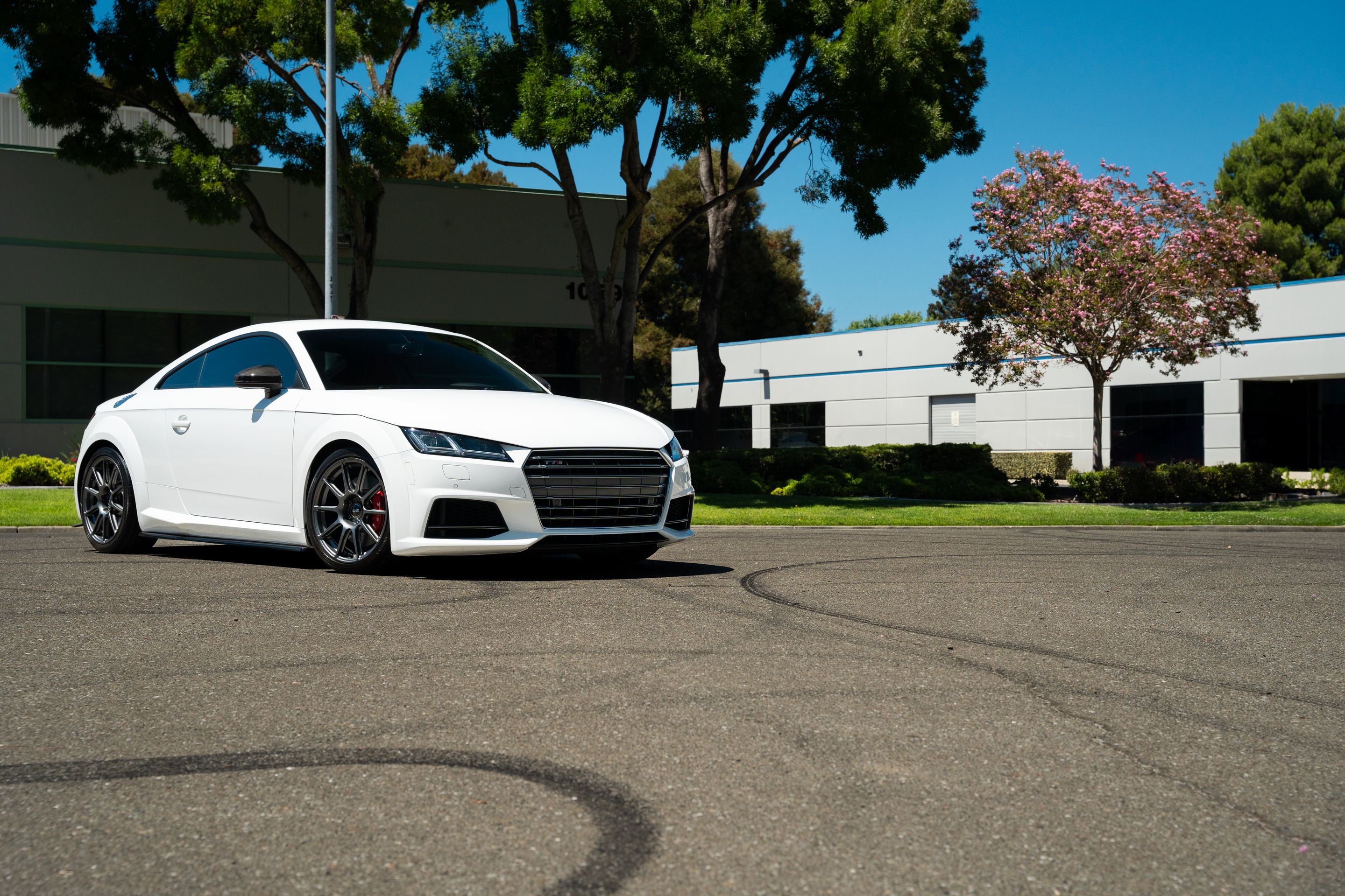 White Audi 8S TTS with 18" SM-10 Apex wheels in Anthracite