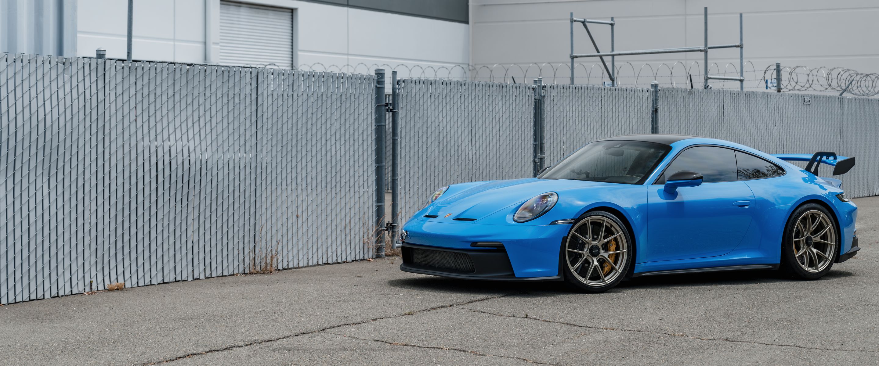 Blue Porsche 911 992.1 GT3 with 20" VS-5RS Apex wheels in Motorsport Gold