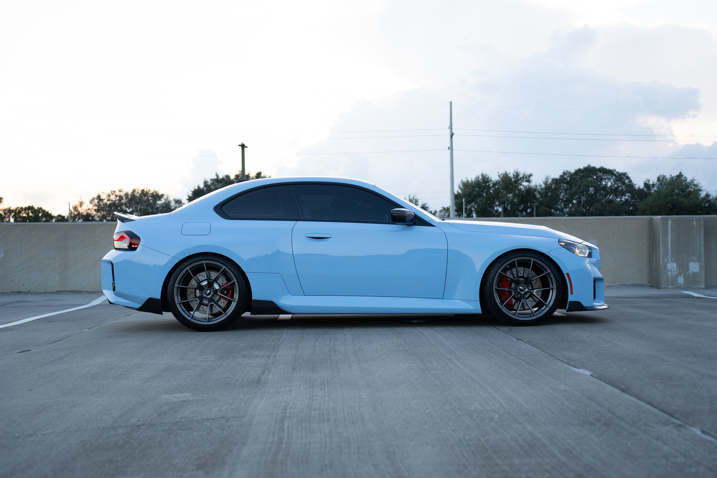 Blue BMW G87 M2 with 20" VS-5RS Apex wheels in Anthracite
