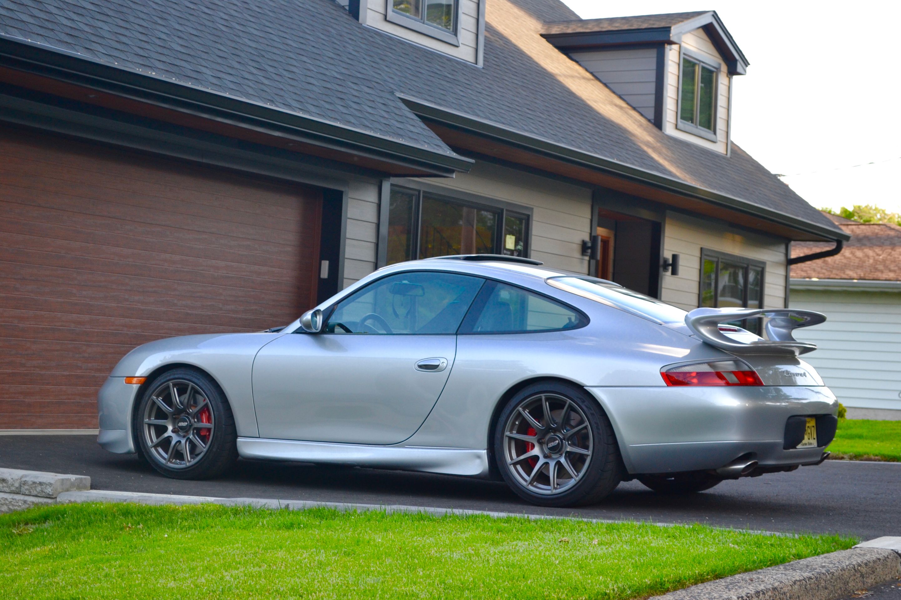 Silver Porsche 911 996 Carrera with 18" SM-10 Apex wheels in Anthracite