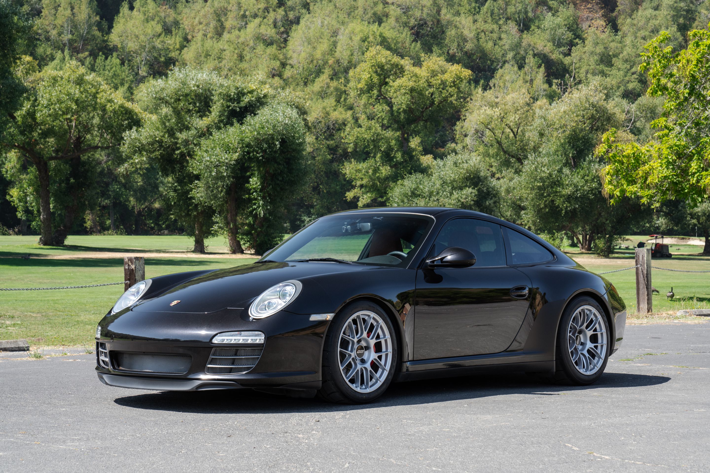 Black Porsche 911 997 Carrera 4S with 18" EC-7RS Apex wheels in Race Silver